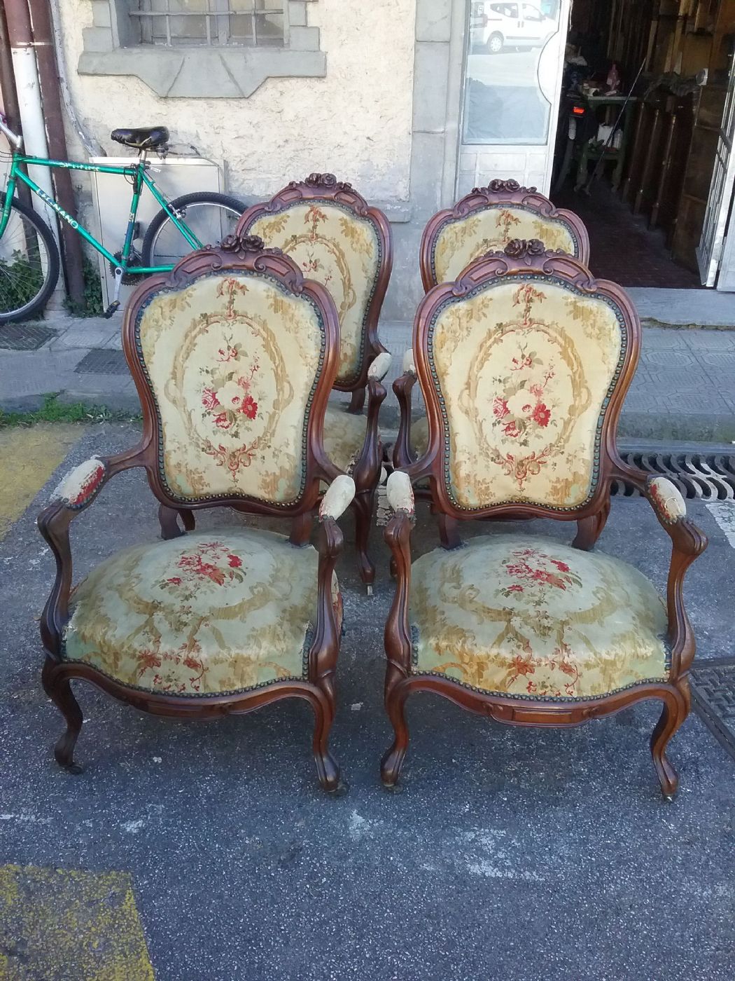 Cuatro hermosas poltronas de caoba de Liguria estilo Luis Felipe, garantía según los términos de la ley.