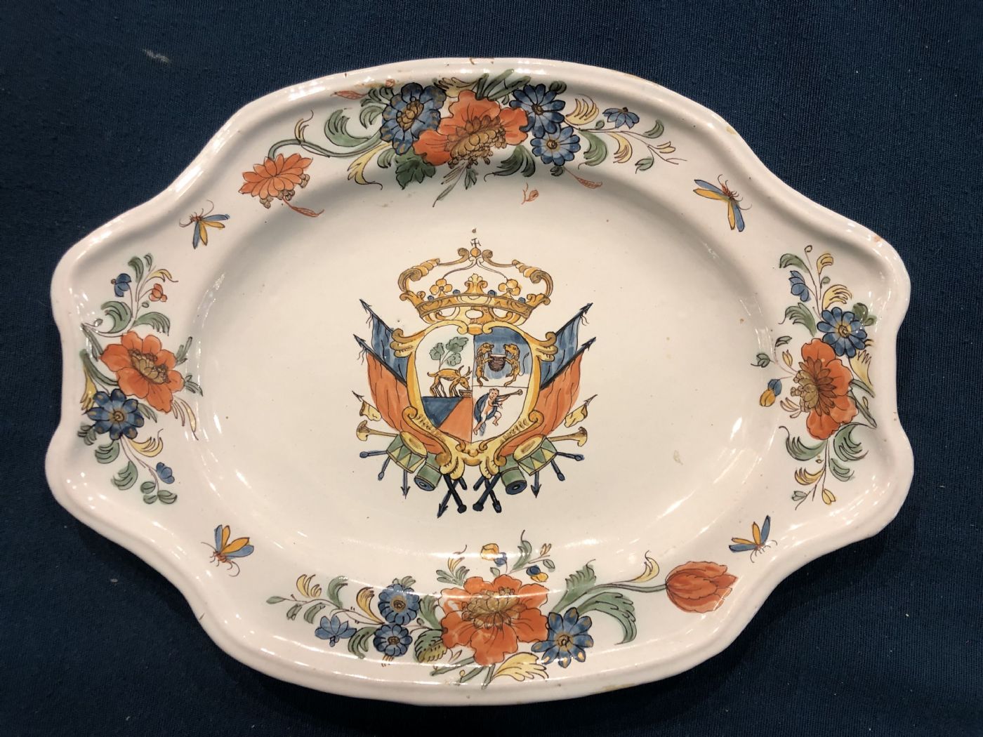 Plato de mayólica, Fábrica de San Carlo. Caserta. Escudo de armas de la familia Caccamo.