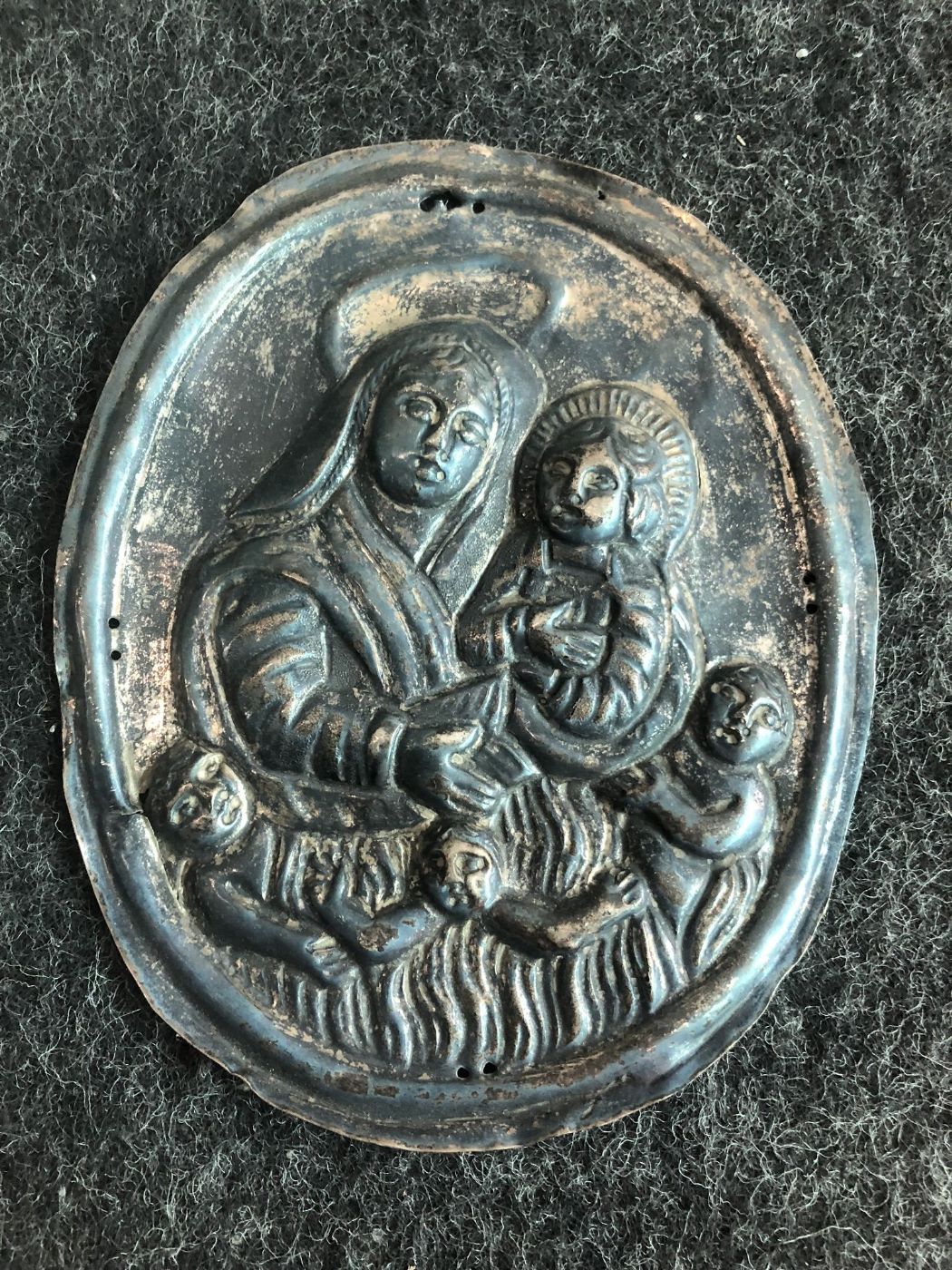 Silberner Mantelverschluss mit Darstellung der Madonna mit Kind und den Seelen im Fegefeuer. Bruderschaft der Seelen. Genua.