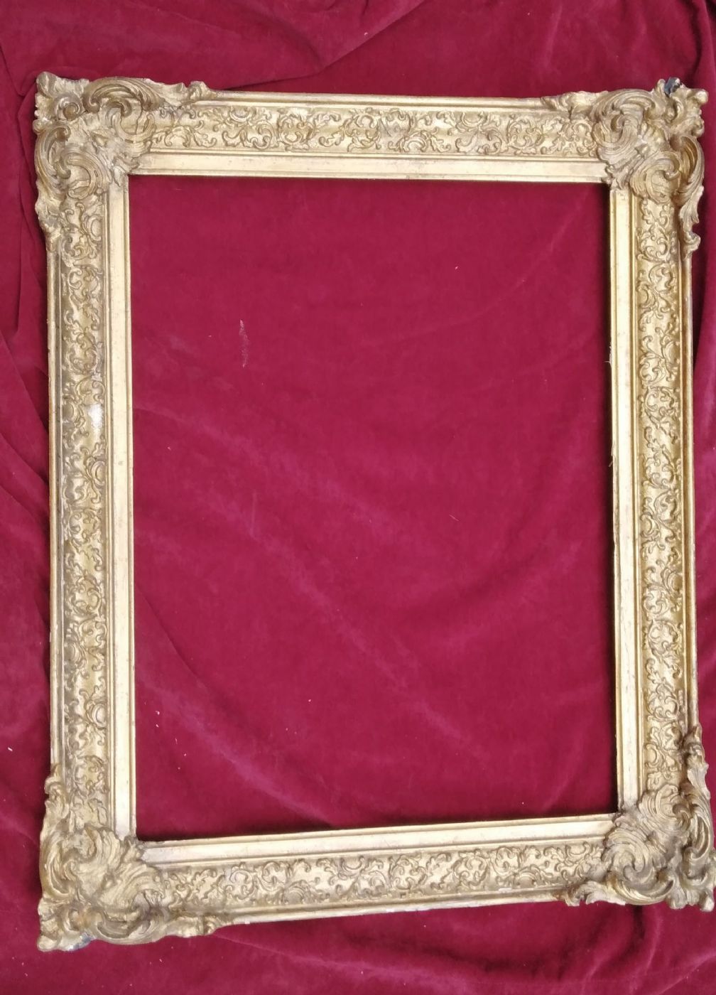 Cornice in legno dorato e intagliato.Quattro angoli lavorati,lati anch'essi con motivi decorativi XIX° sec.luce cm.45x60 est.59x75 
