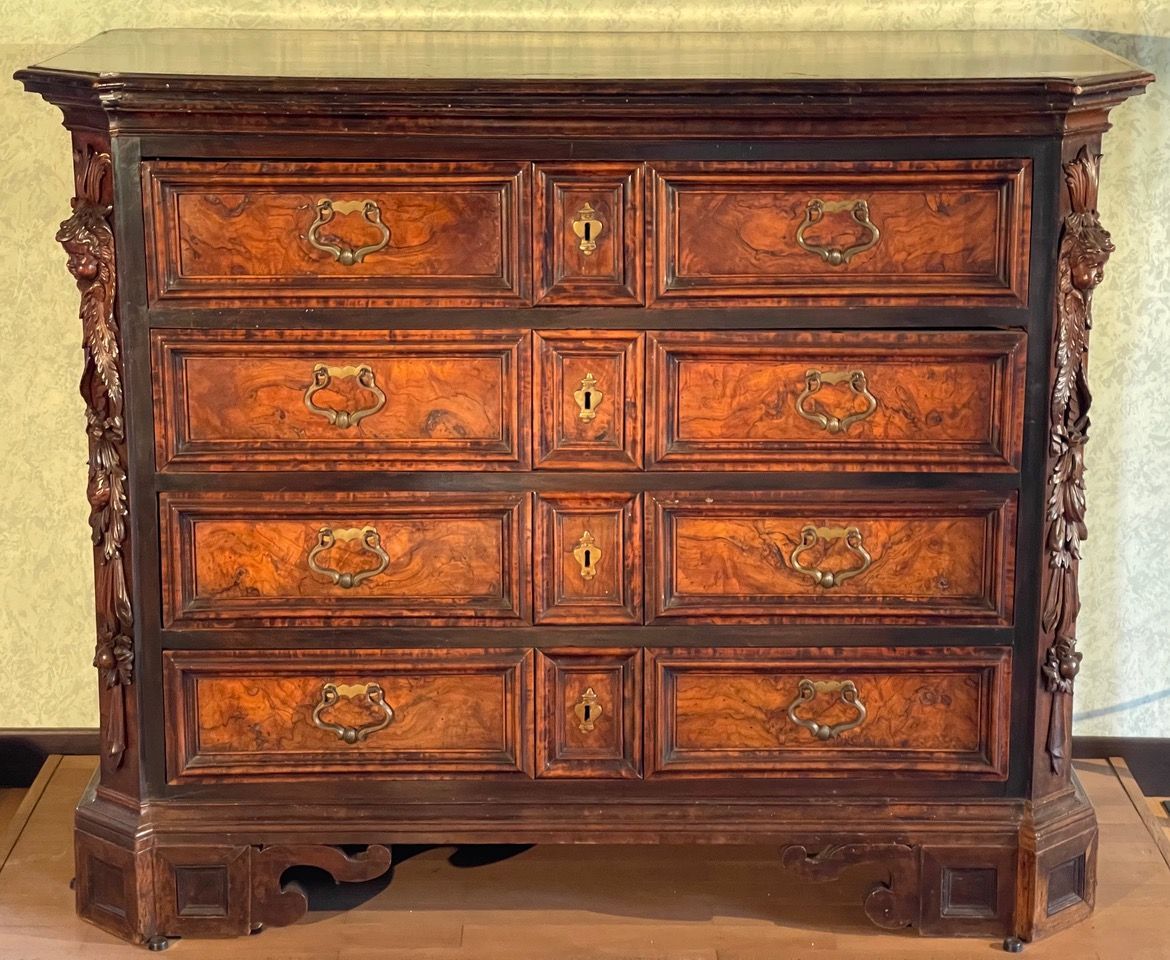 Lombardischer Canterano aus Nussbaumholz mit furnierten Nussbaumwurzelholzplatten