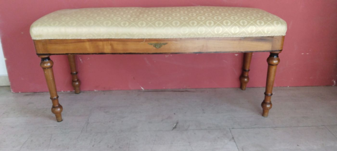 Elegante panca in legno di ciliegio sedile imbottito gambe tornite fregi decorativi in bronzo Bieder Mayer I° XIX° sec. cm.100x45 