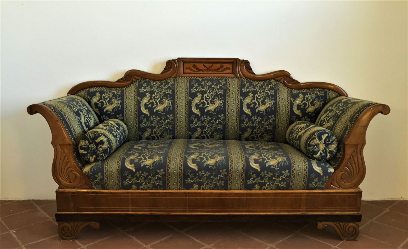 Geschnitztes und eingelegtes Nussbaumholzsofa, Piemont, frühes 19. Jahrhundert, Epoche Karl X.