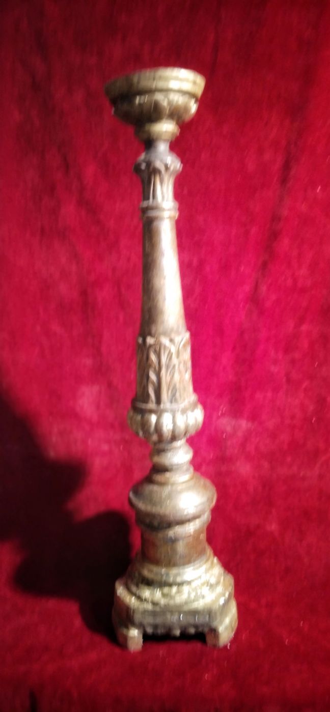 Candeliere in legno dorato  in argento meccato ,finito solo sul lato frontale.XVIII° sec. h. cm.70