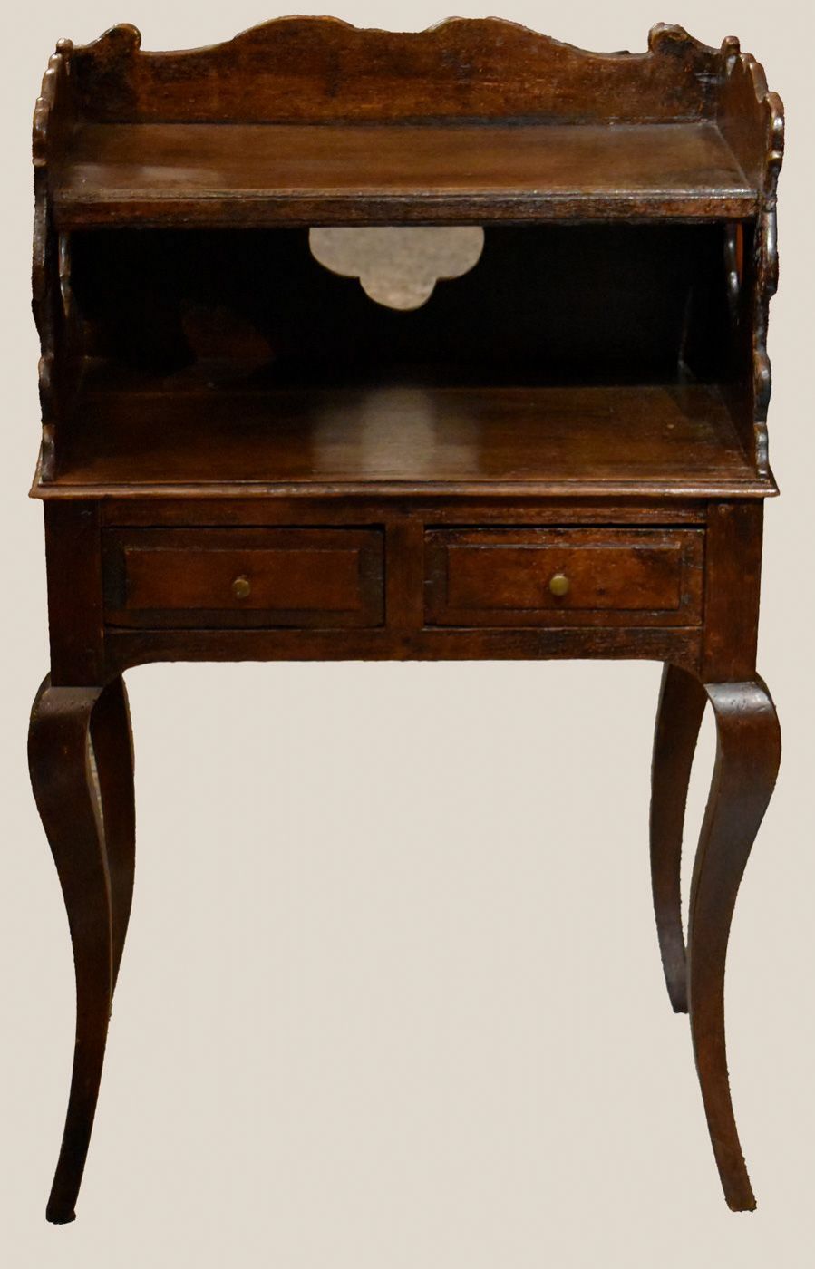 Áustria, 1750 aprox. Rara mesa de cabeceira/noite (table de chevete), em condições de absoluta integridade, com pátina e lustro originais.