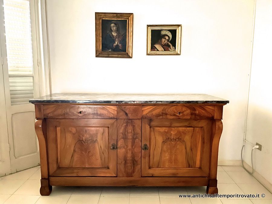 Antica e grande credenza ad un corpo realizzata in noce venata dei primi anni dell'800n noce venata con piano in marmo, primi 800 