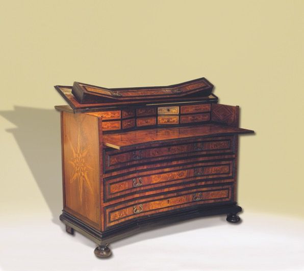 Wichtige venezianische Kommode aus dem späten 17. Jahrhundert, furniert mit Nussbaum und Olive mit floralen Intarsien und "Saltarello" Rahmen aus ebonisiertem Holz.