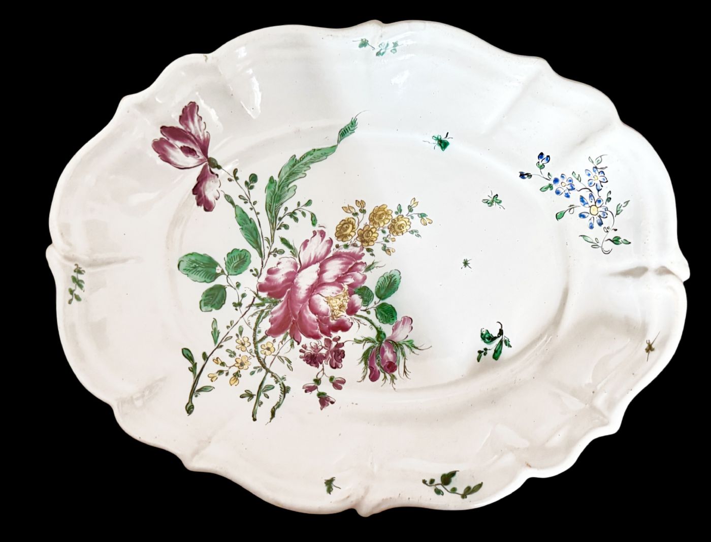Majolica plate with lobed rim and 'rose' decoration in third firing. Antonio Ferretti manufacture. Lodi.