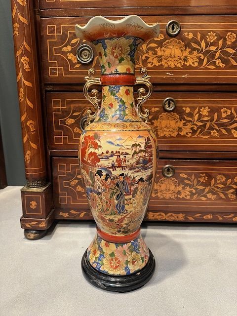 Jarrón de porcelana pintada y dorada. Japón, siglo XX