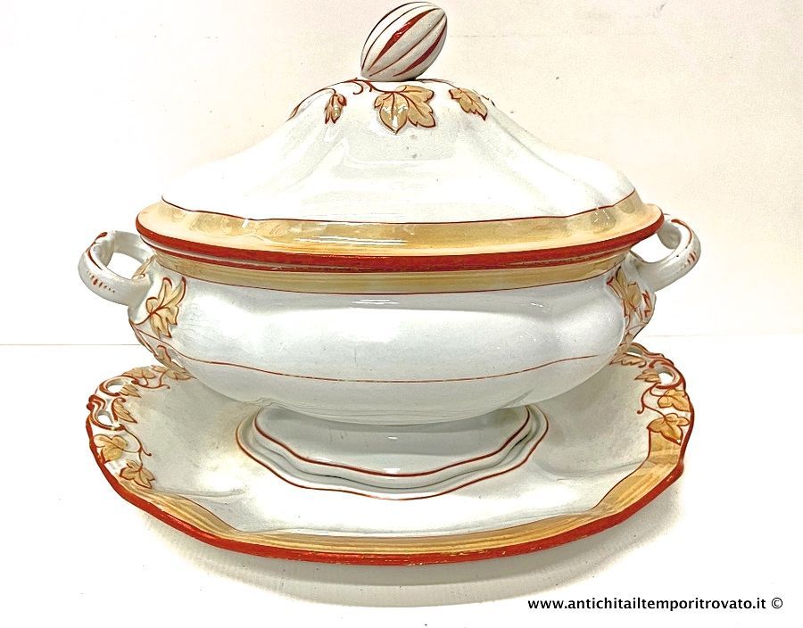 Ancienne soupière italienne avec plat décoré d'éléments foliacés orange