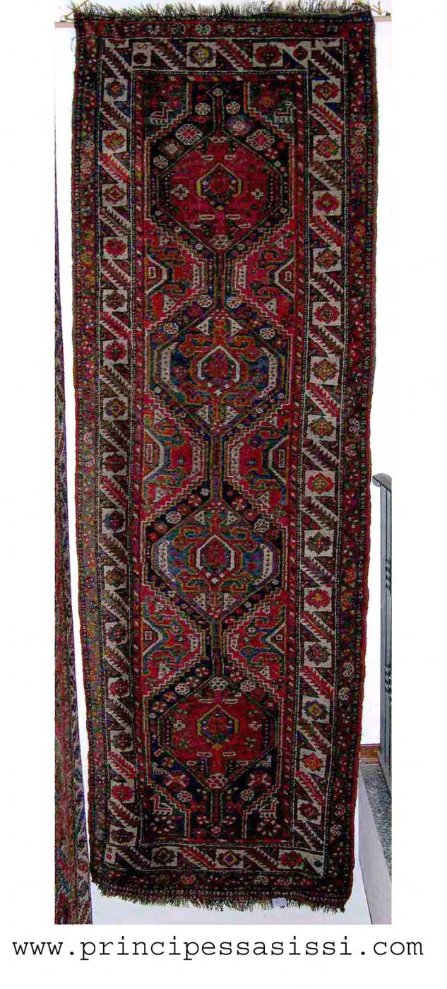 Perse, fin du XIXe siècle. Rare tapis de passage aux couleurs naturelles des tribus nomades Lori du Luristan (ligue de Kemseh).