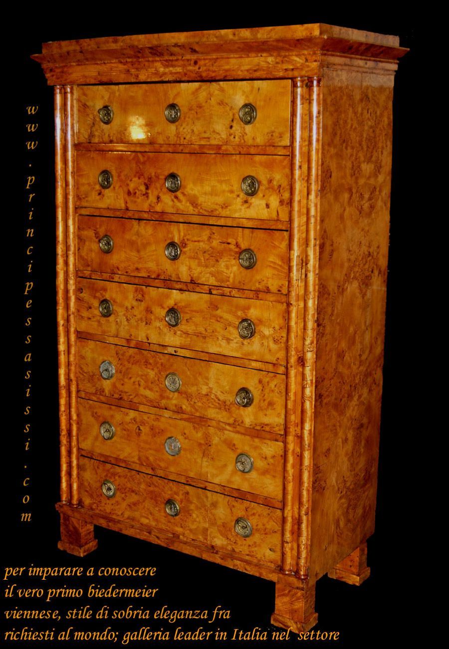 Wochenkommode des frühesten Wiener Biedermeier, furniert mit dem seltenen und kostbaren Ahornholz, das als Vogelaugenahorn bezeichnet wird.