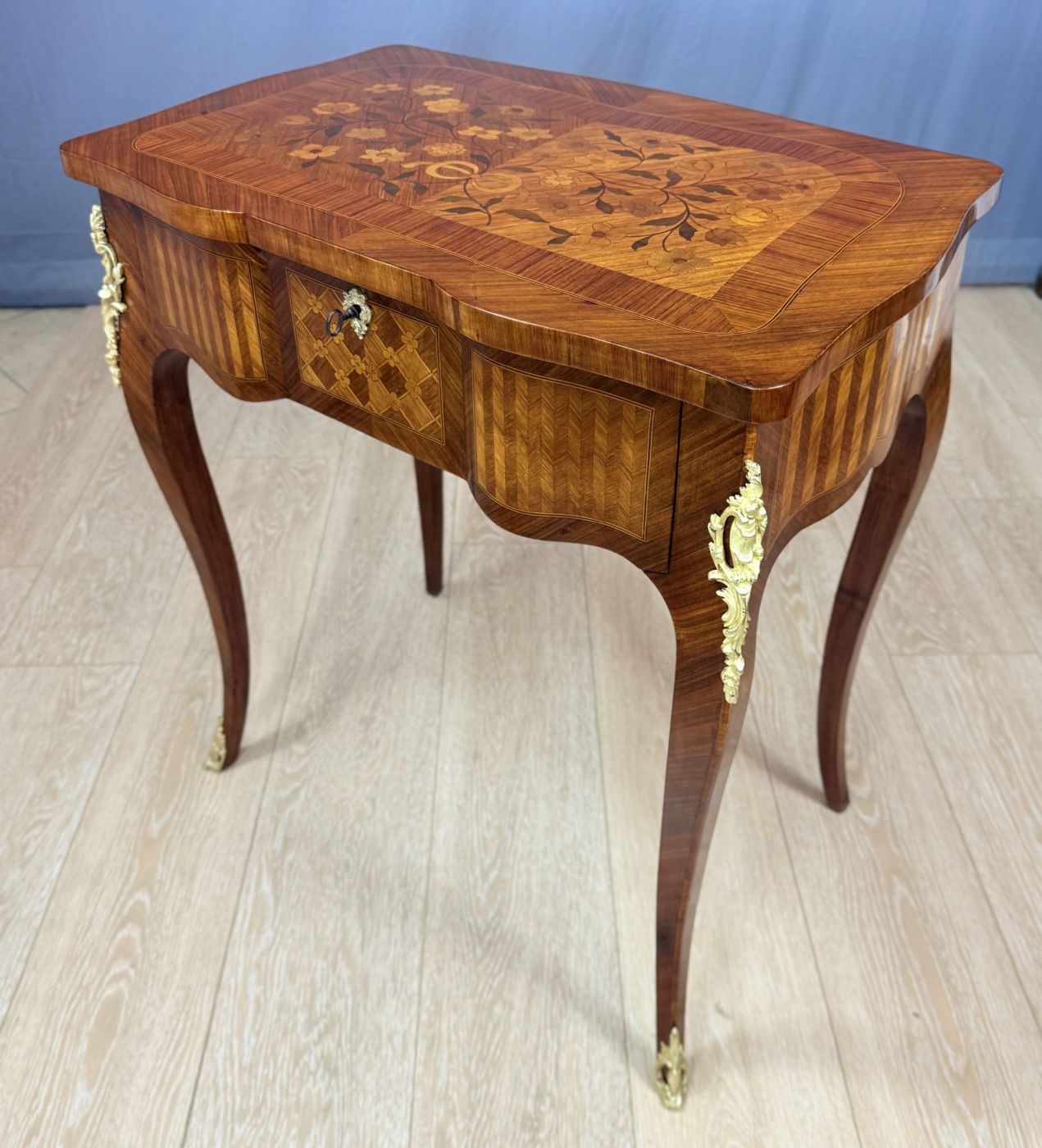 🥇Antiker Schreibtisch Petinugeintarsien mit Bronzen, Epoche 1800
