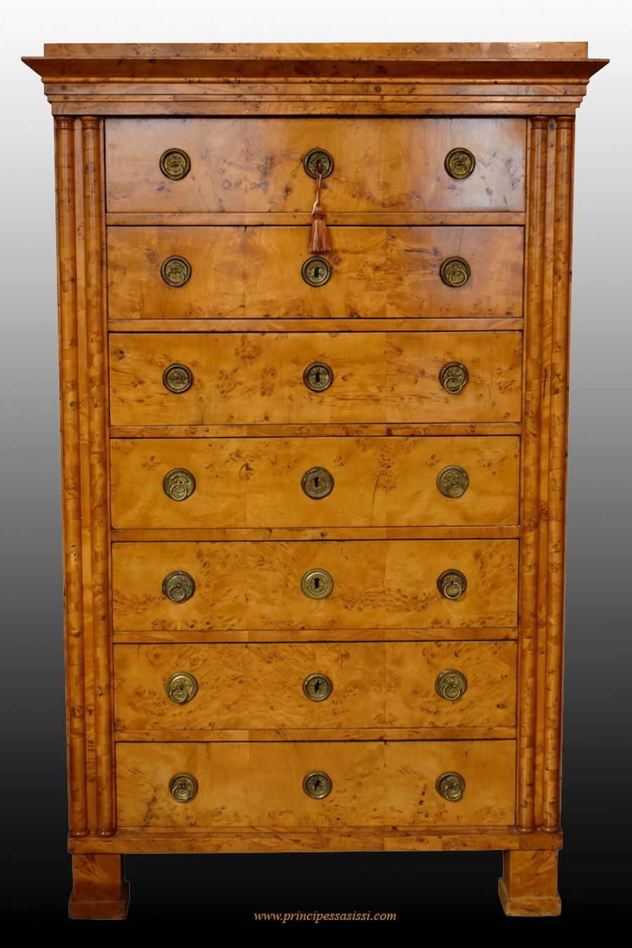 Viena 1815 c.a. Cajonera semanal del primer Biedermeier vienés, chapeada en la rara y preciosa esencia de la raíz de arce, denominada ojo de pájaro.