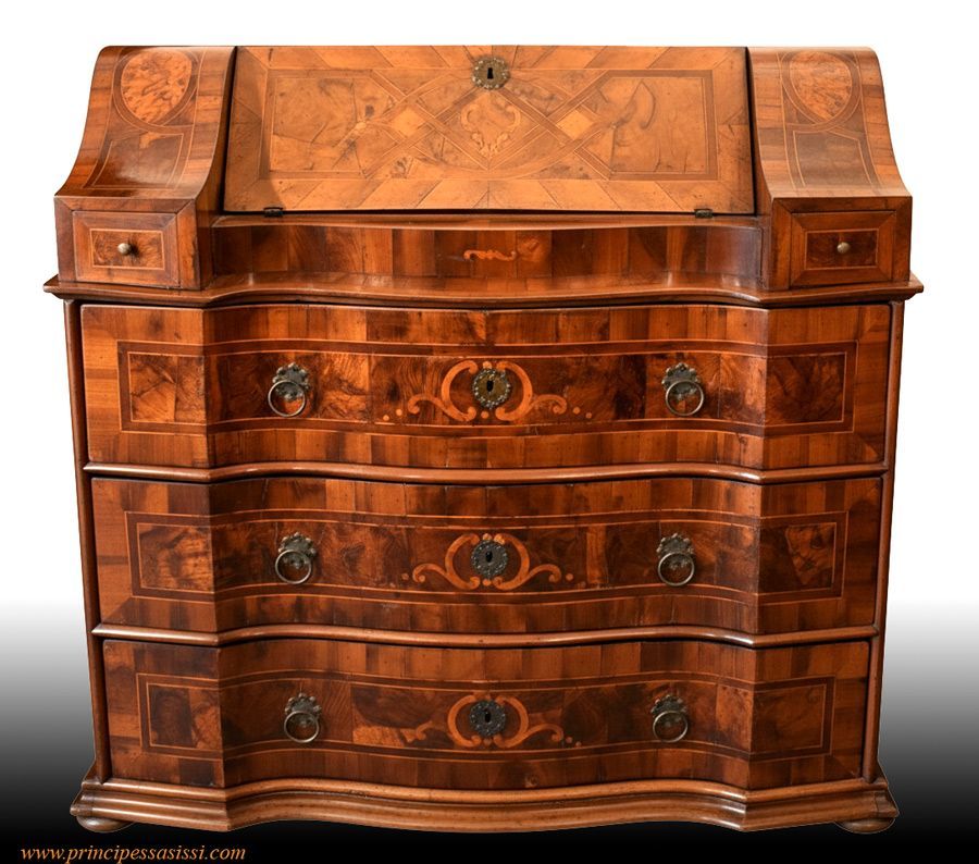 Verona / Garda, secondo quarto del '700. Raro  cassettone a ribalta  a doppia mossa nel fronte in prima patina e mirabili museali condizioni