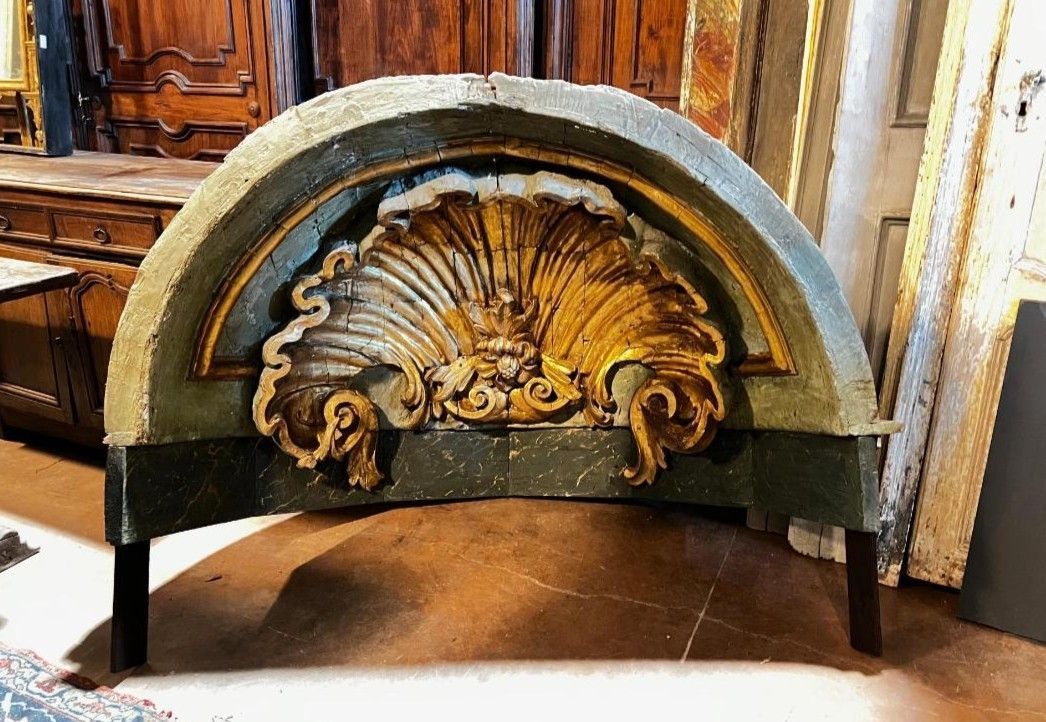 DARS701 - Cupola in legno con conchiglia scolpita e dorata, epoca '700, Misure cm L 173 x P 90 x H 110
