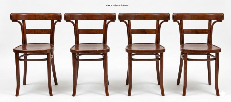 Rara coleção de quatro cadeiras de teatro de Michael Thonet, marcadas pela produção de 1870. Intactas.