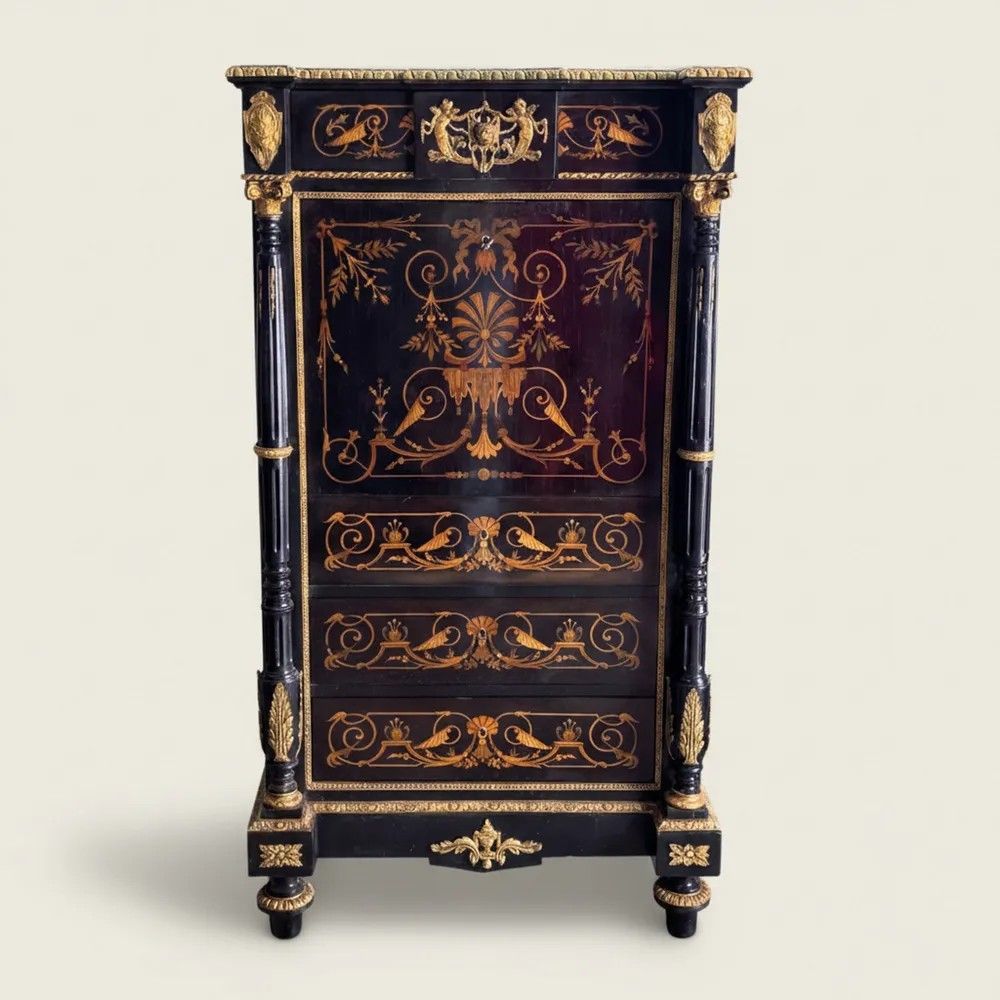 
Secrétaire a ribalta in legno ebanizzato e intarsiato, con applicazioni in bronzo dorato e piano in 
