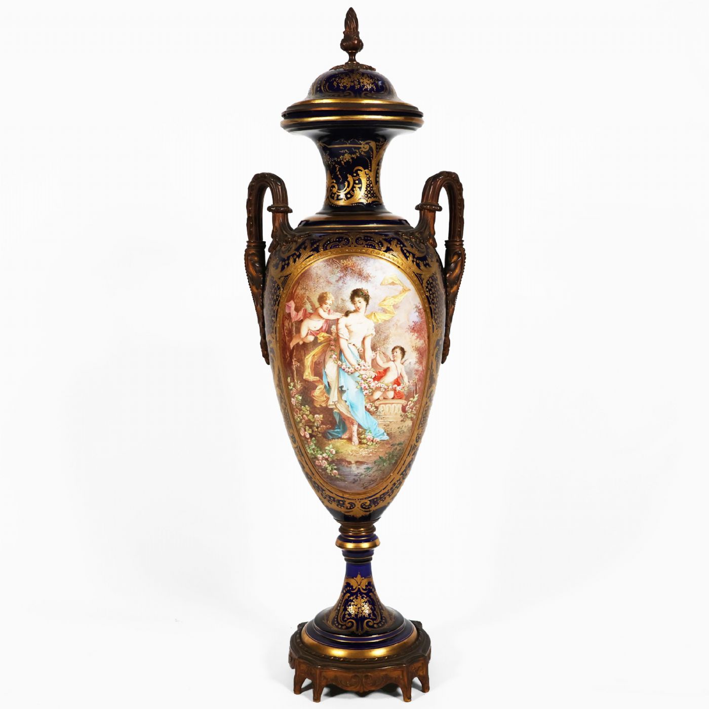 Vaso Francese nello stile di Sèvres, montatura in bronzo dorato. Dipinti firmati Poitevin. Fine XIX secolo