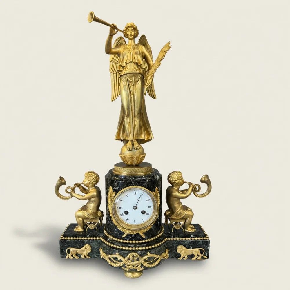 
Elegante Orologio da Tavolo con Vittoria alata in bronzo e marmo verde - Francia, XIX Secolo