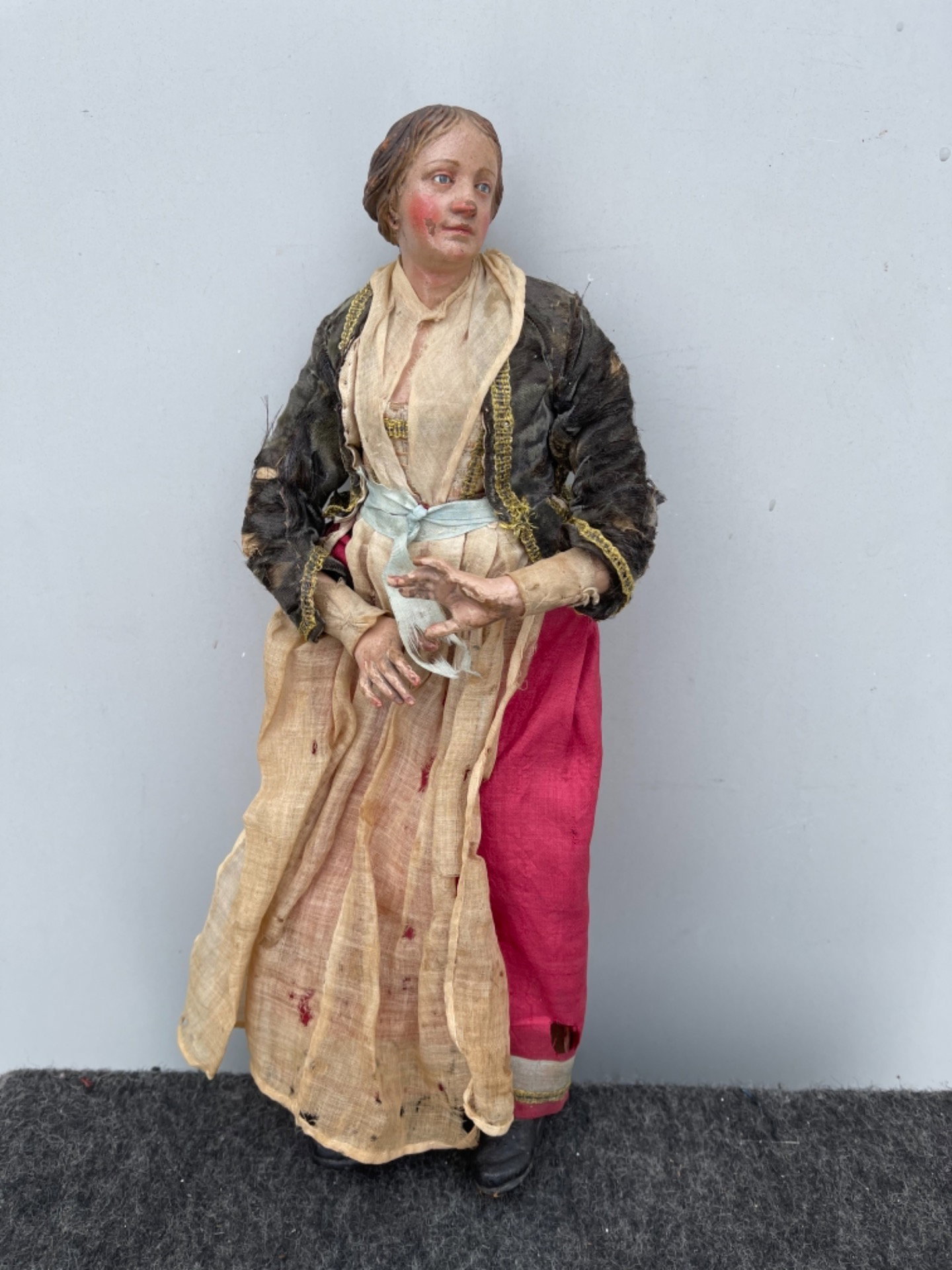 Statuina da presepe napoletano,figura femminile.Testa in terracotta con occhi di vetro.