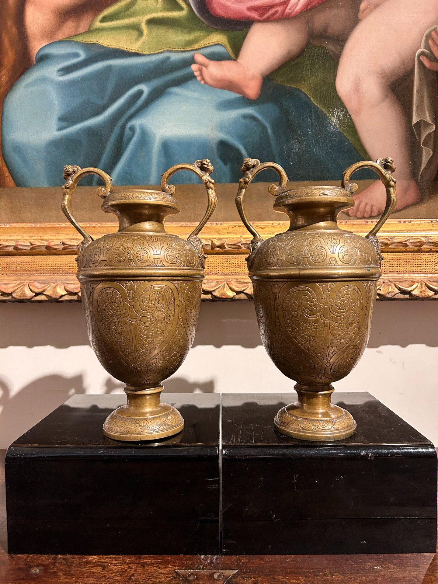 Coppia di vasi in bronzo finemente incisi. Bottega Veneto-Saracena del XVI secolo.