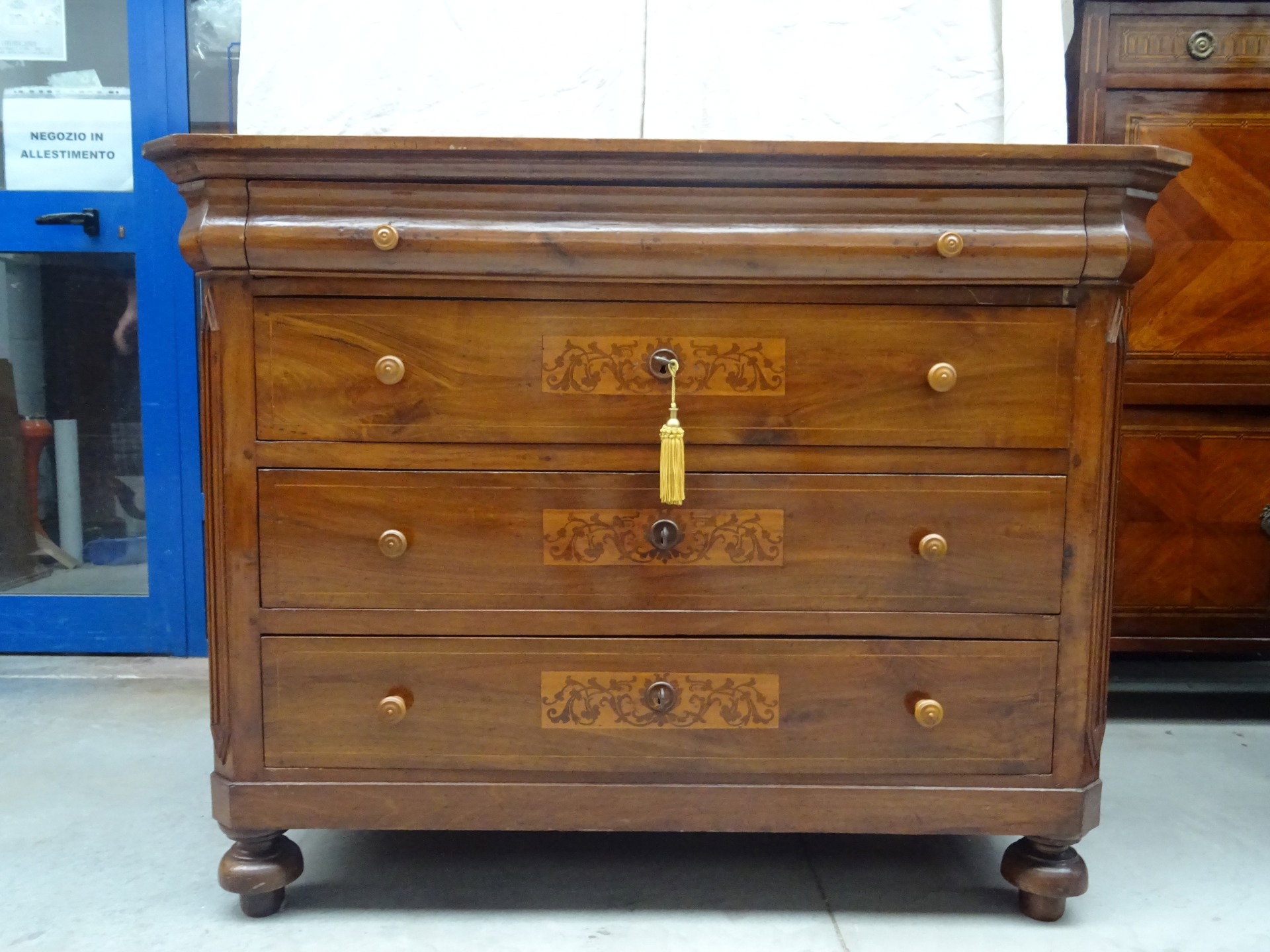 Cassettone in noce massello intarsiato Carlo X Piemonte prima metà 1800
