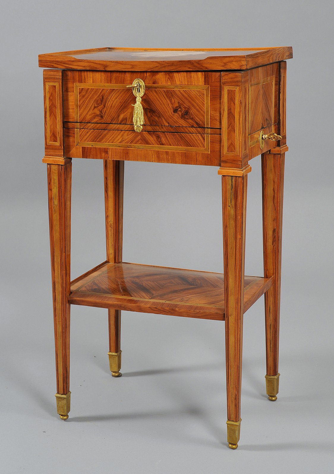 Table de travail Louis XVI plaquée de violette et filetée de bois de rose, Gênes dernier quart du XVIIIe siècle