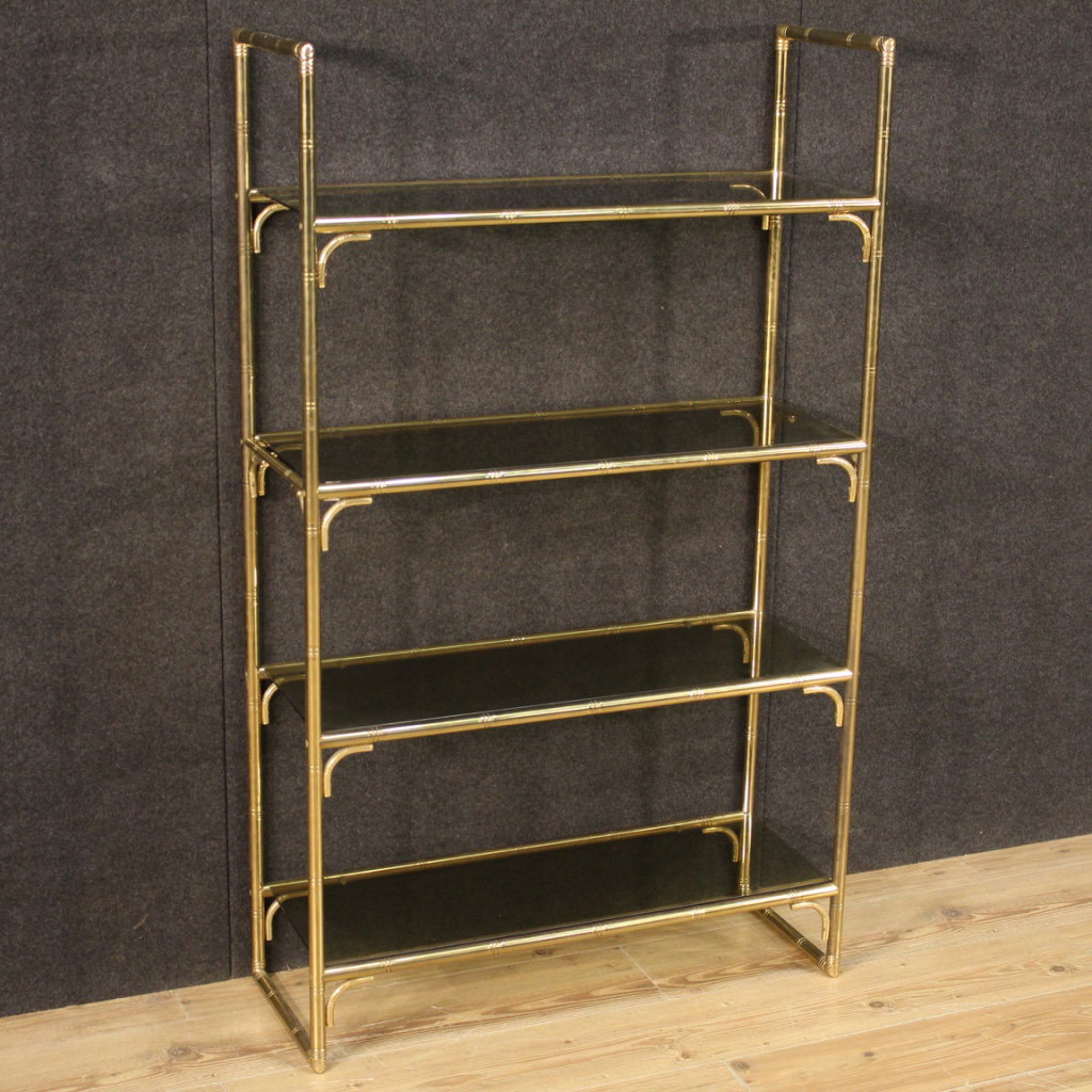 Librería italiana de metal dorado con estantes de vidrio
