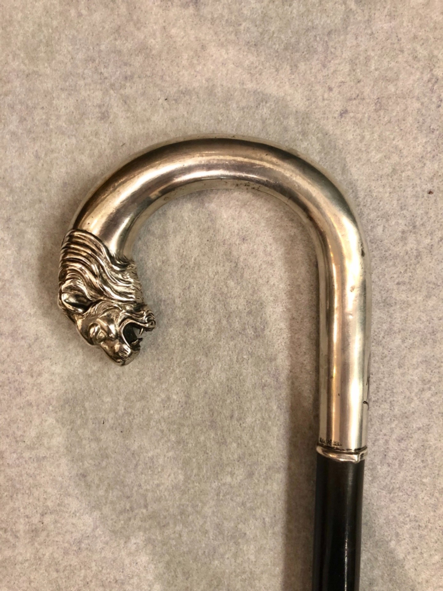 Bastone con pomolo in argento raffigurante testa di leone.Canna in ebano.Italia.