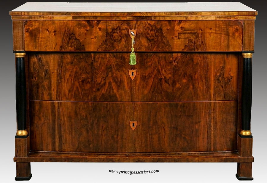 Vienne, 1810 - vers 1815. Commode viennoise de l'époque Empire ou tout début Biedermeier, façade galbée.