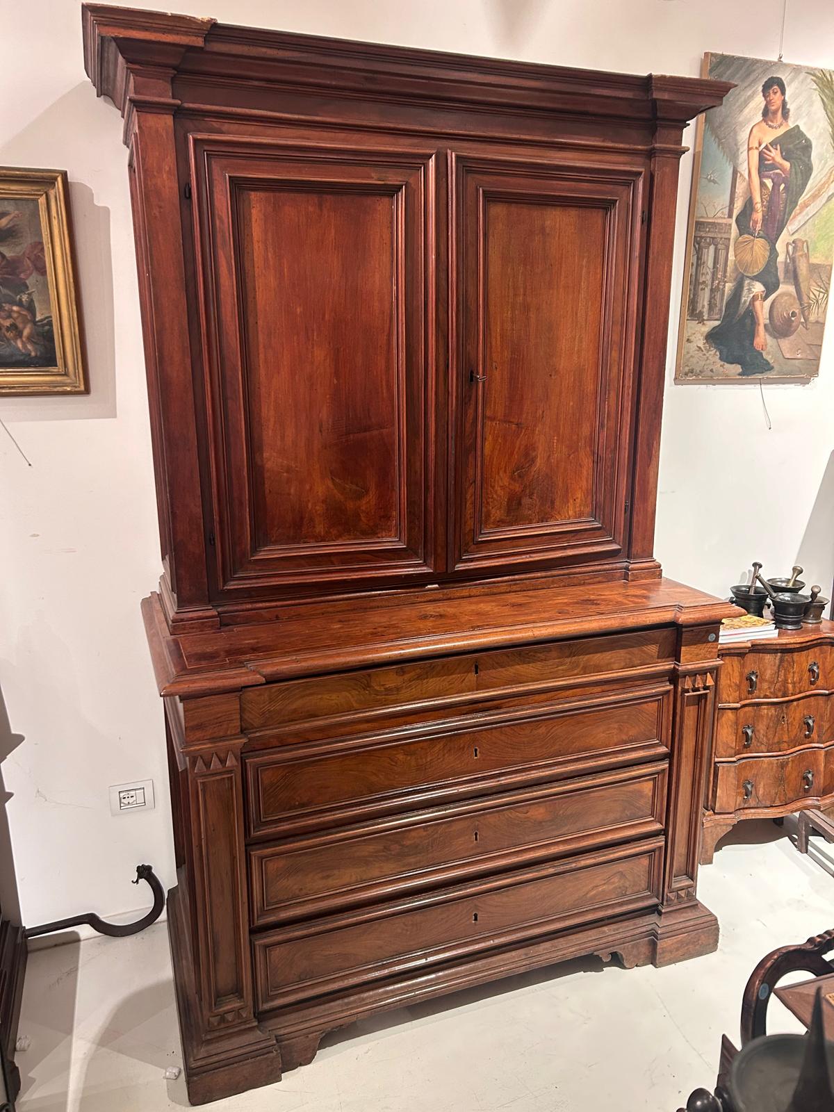 Credenza a doppio corpo in noce e radica del XVII secolo, Marche-Stato Pontificio. (238cm x 150cm)