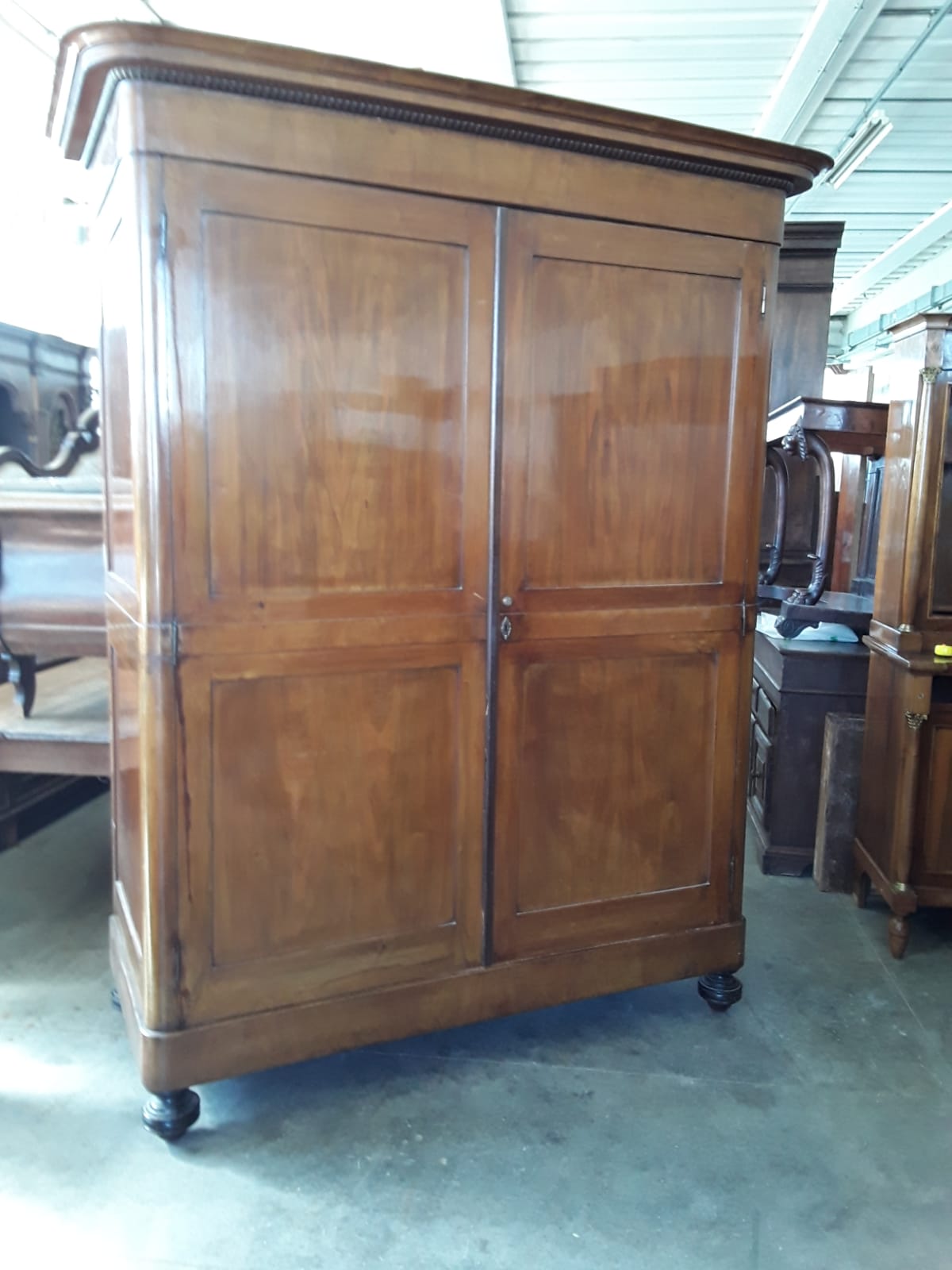 Lucchesischer Klosterschrank aus Nussbaumholz, Karl X., Originalzustand, erste Hälfte des 19. Jahrhunderts, L170 x 180 (am Hut) x T71 x H235 cm, gesetzliche Gewährleistung