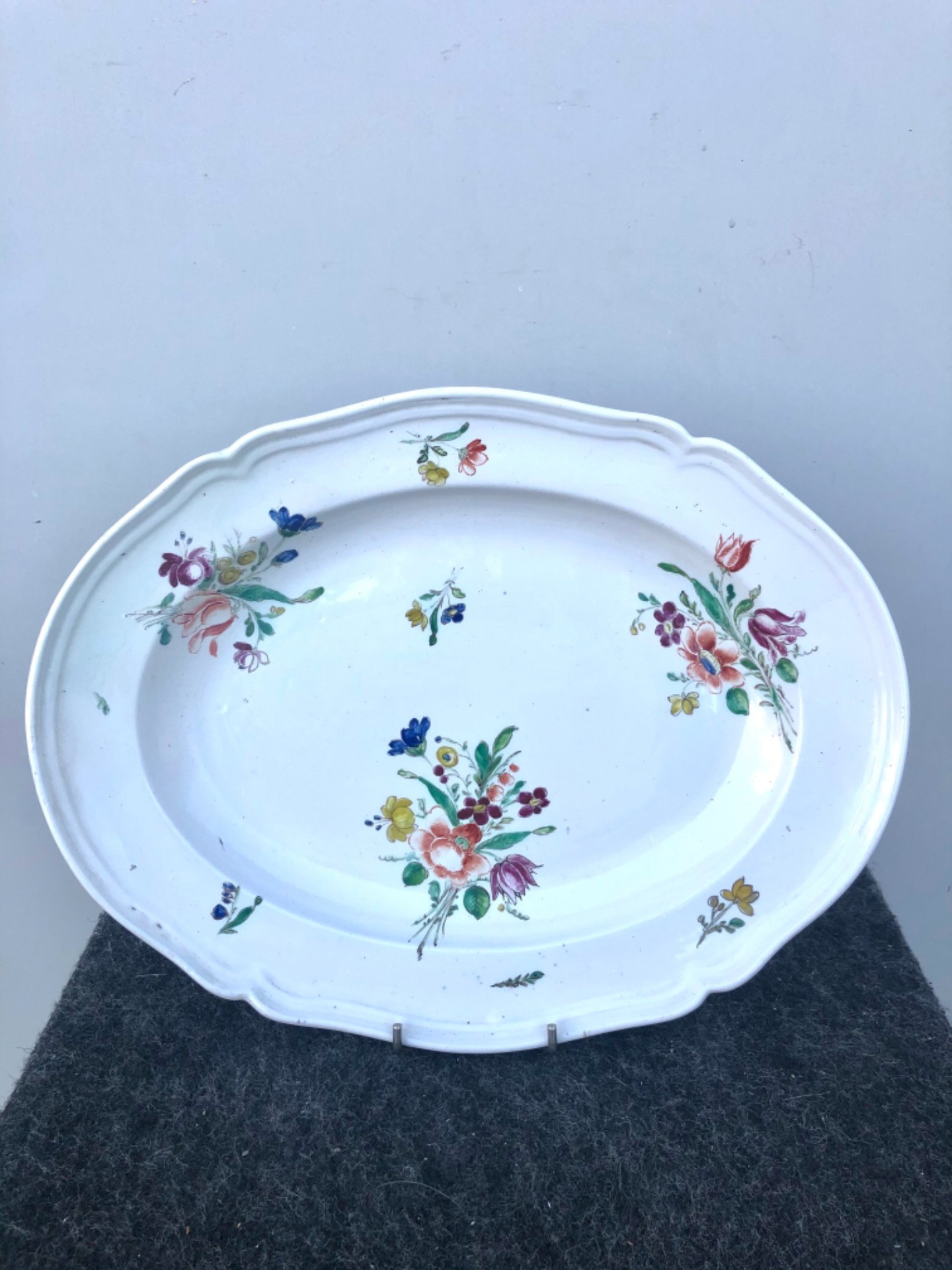 Ovaler Porzellanteller mit Blumenbukett-Dekor. Doccia-Ginori Manufaktur.