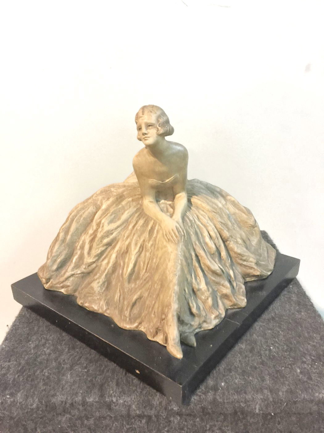 Terrakotta-Skulptur mit Holzsockel, die eine sitzende Dame darstellt. Cacciapuoti Manufaktur. Mailand.