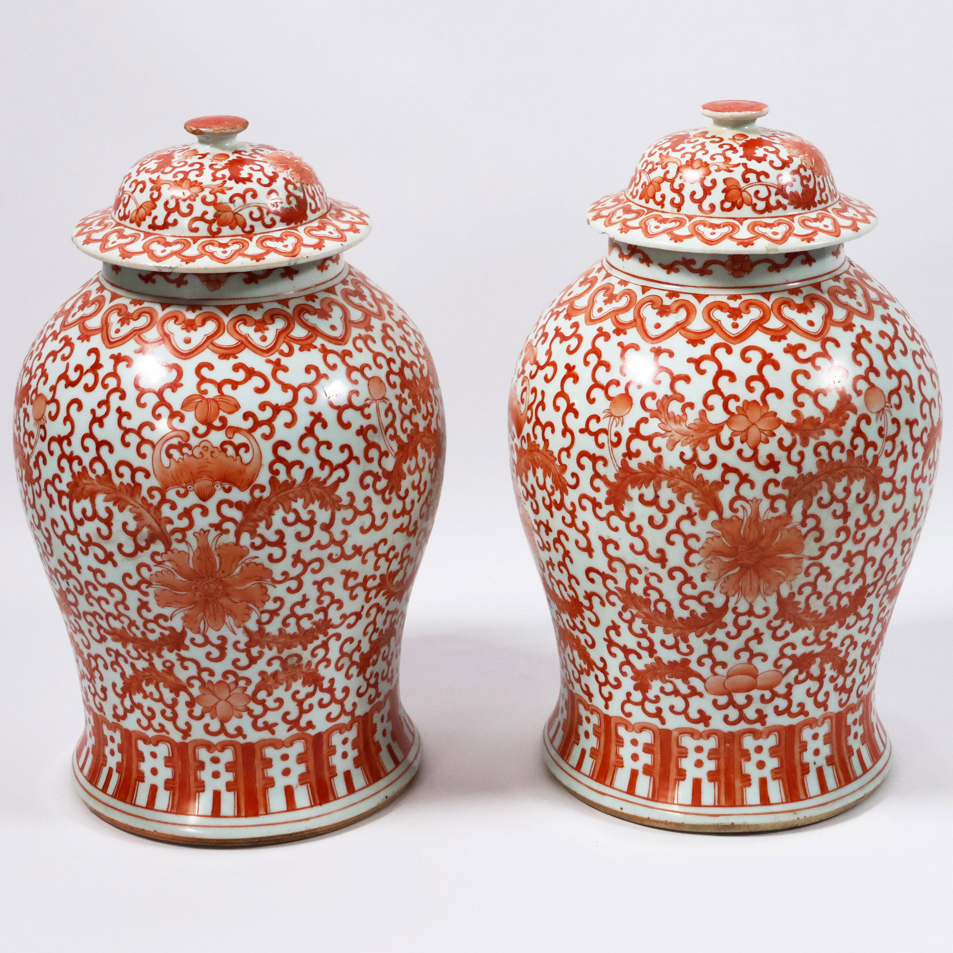 Paar Deckelvasen aus Porzellan, rote Dekoration, China, Qing-Dynastie, 1644-1911, 19. Jahrhundert