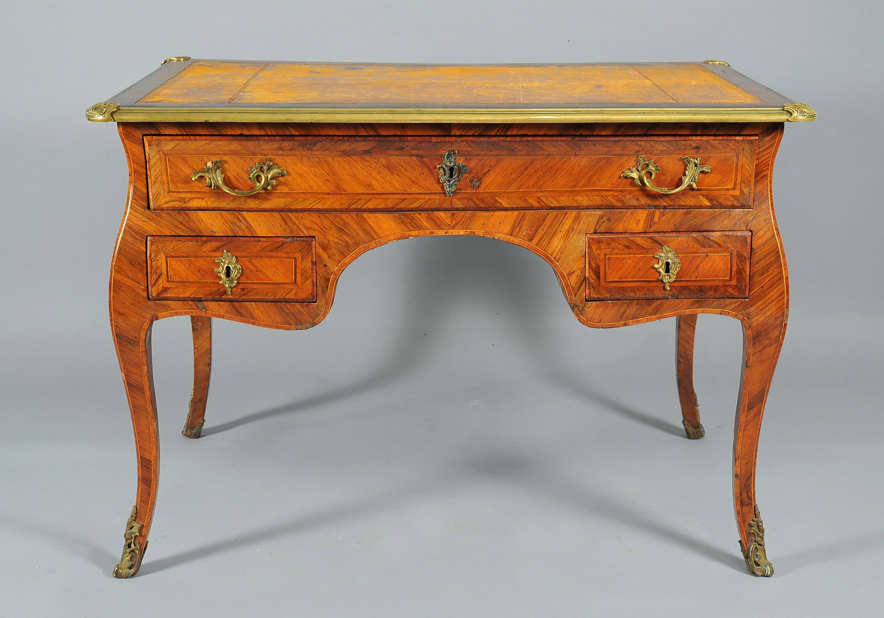 Elegante scrivania Luigi XV finemente lastronata in legno di rosa e impreziosita da filettature in legni di frutto, Sicilia metà del XVIII secolo