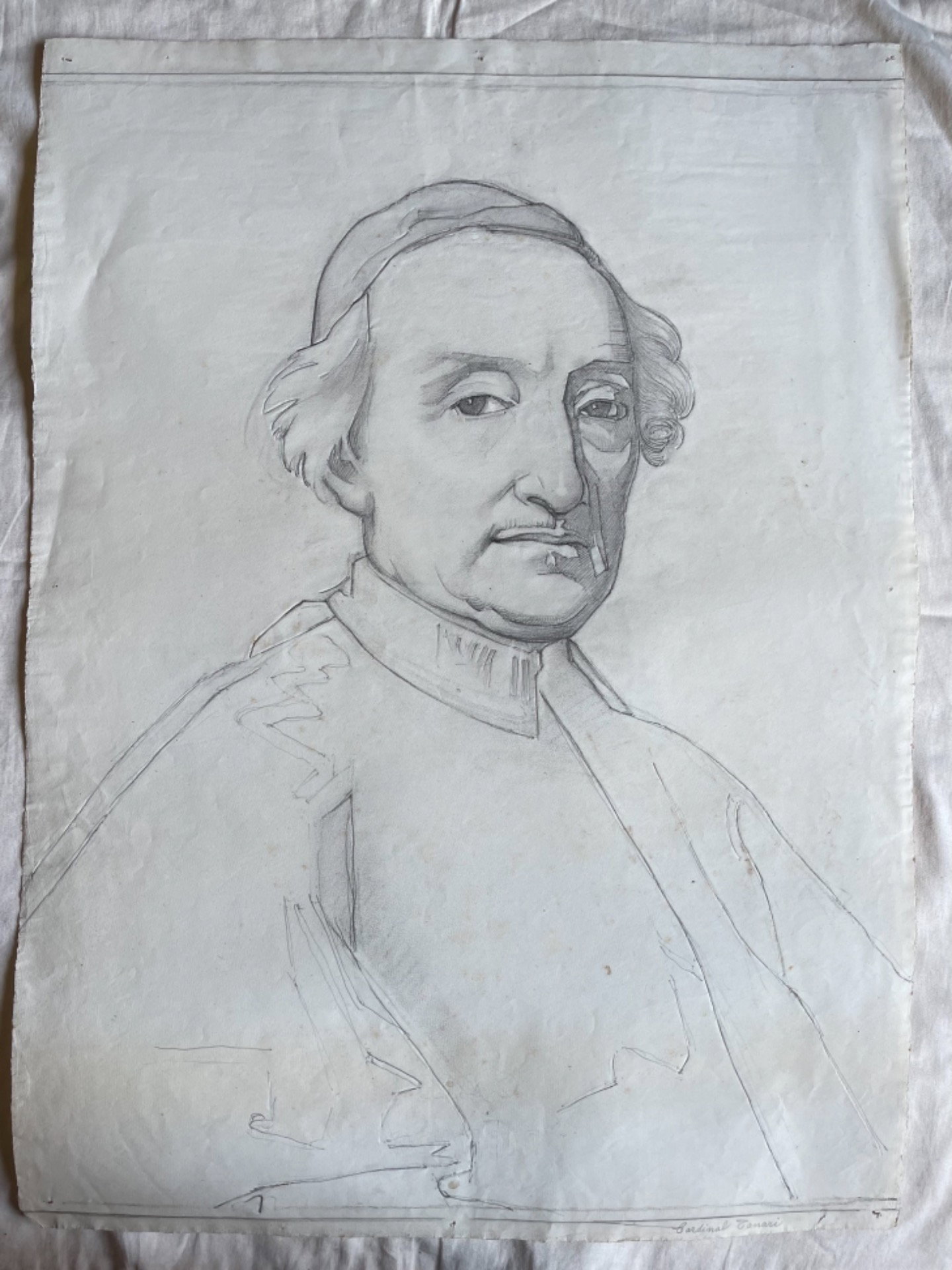 Bleistiftzeichnung auf Papier, die Kardinal Tanari darstellt (Archiv Arturo Pietra, Bologna).