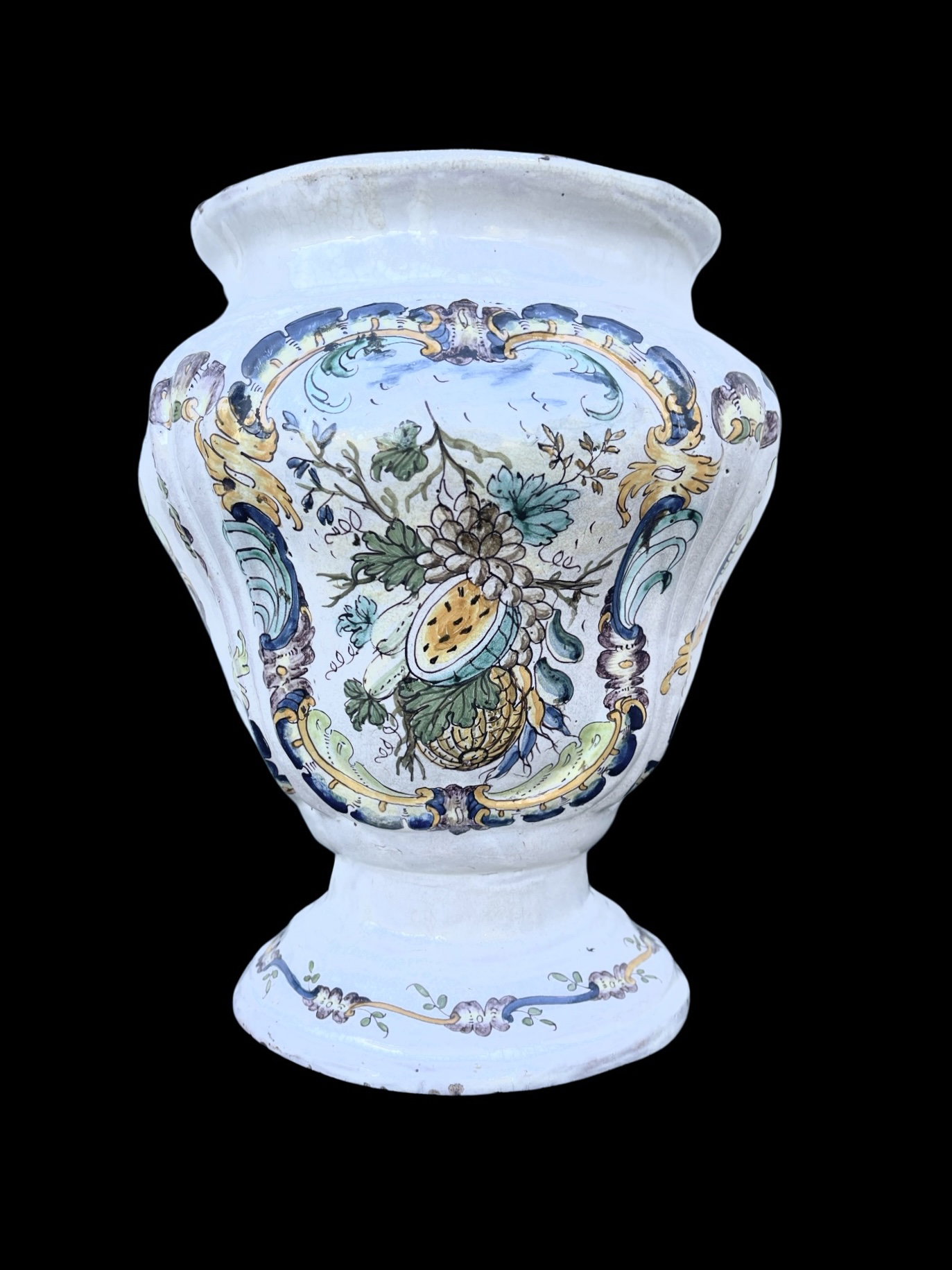 Jarrón de mayólica con decoración de frutas y motivos rococó. Angelo dal Vecchio. Real Fábrica de Caserta.