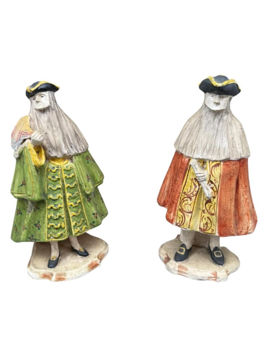 Fabuleuse paire de statuettes en céramique représentant des masques vénitiens signées COZZI. XVIIIe siècle.