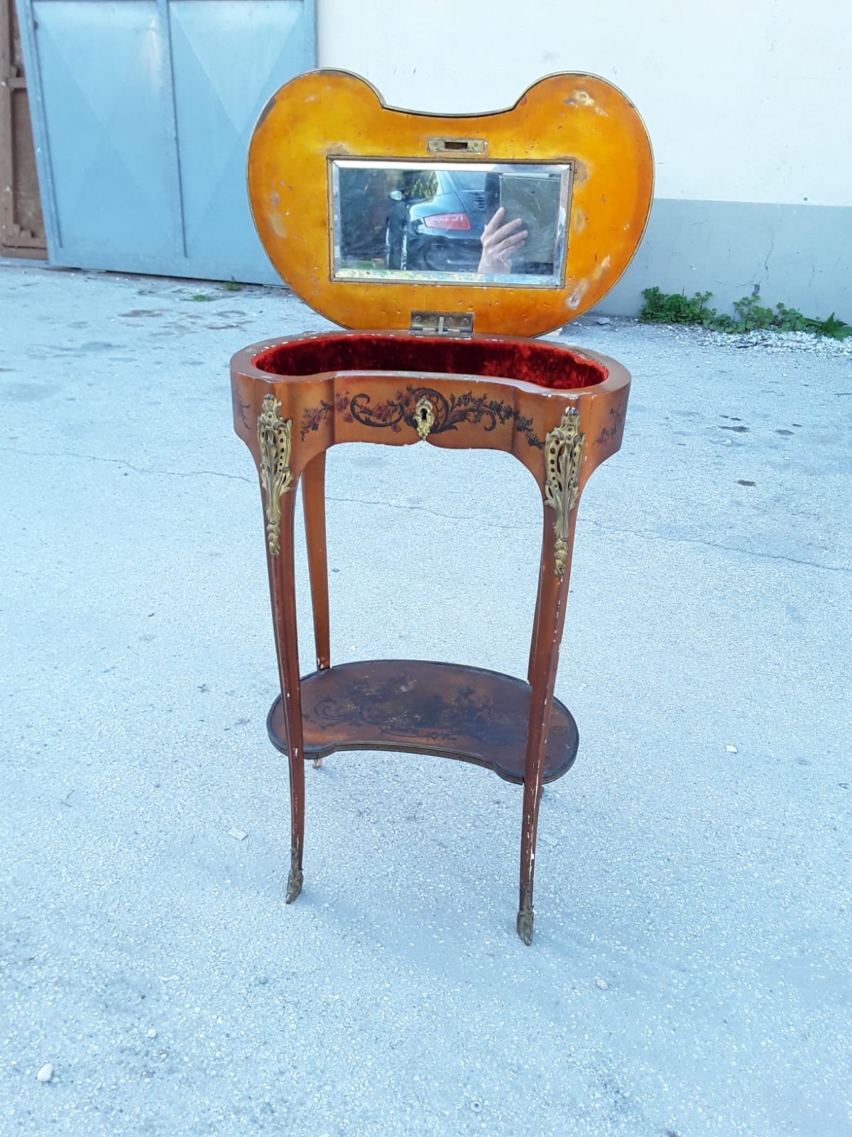 Mesa auxiliar en forma de frijol Napoleón III, segunda mitad del siglo XIX, completamente móvil, lacada y con decoraciones pintadas con una escena galante y motivos florales, bronces dorados, h76xl50xp30, garantía según los términos de la ley.