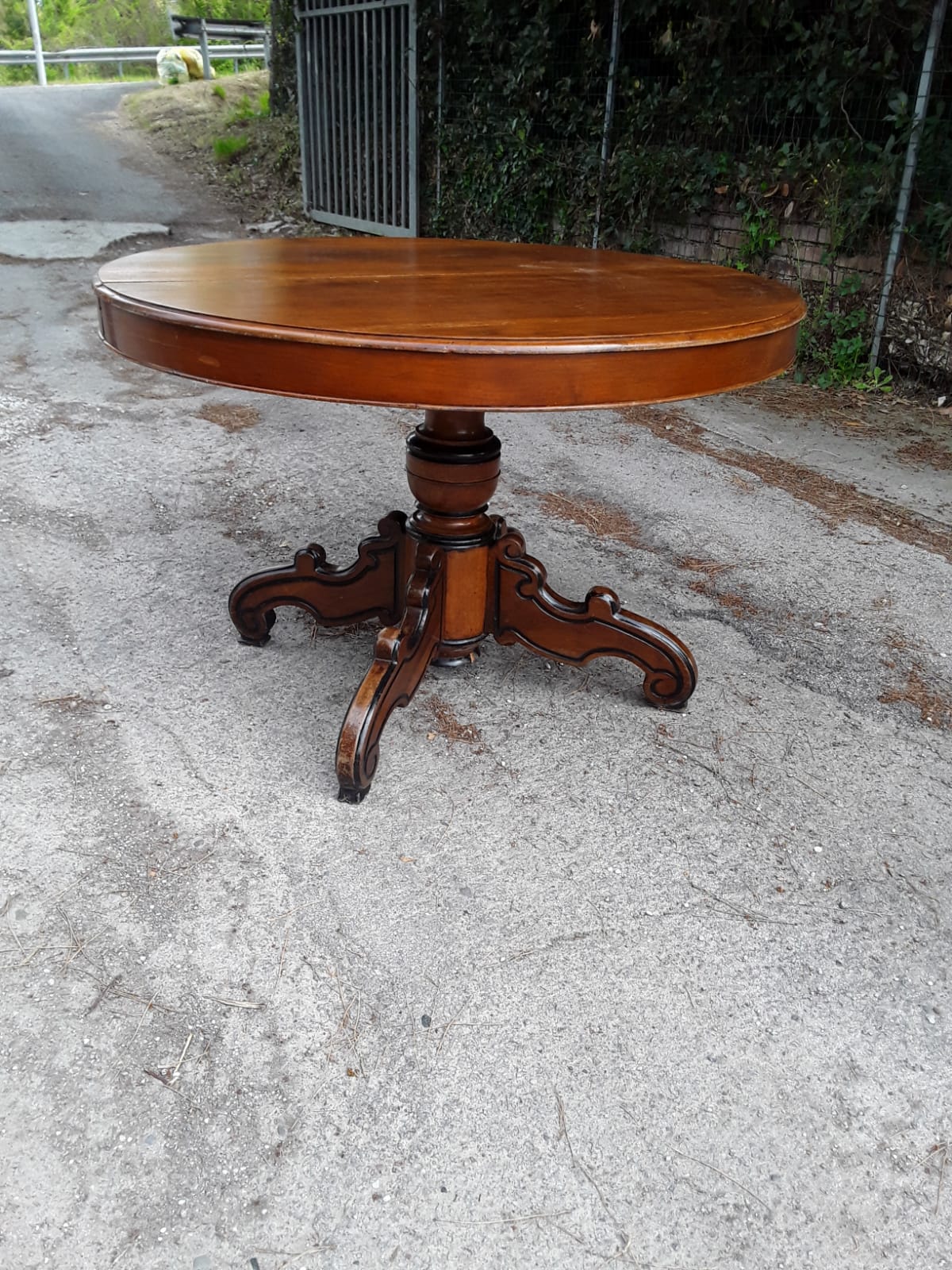 Extendable round table from the 1800s in walnut wood, 115xh78, extendable up to 2 meters and 40 centimeters with four supporting feet, legal warranty.