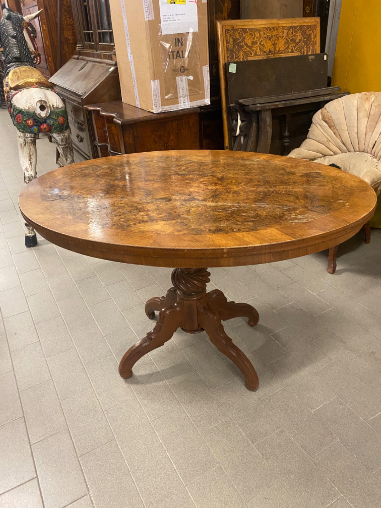 Pequeña mesa ovalada con copa central, medidas 114x82x72cm de altura.