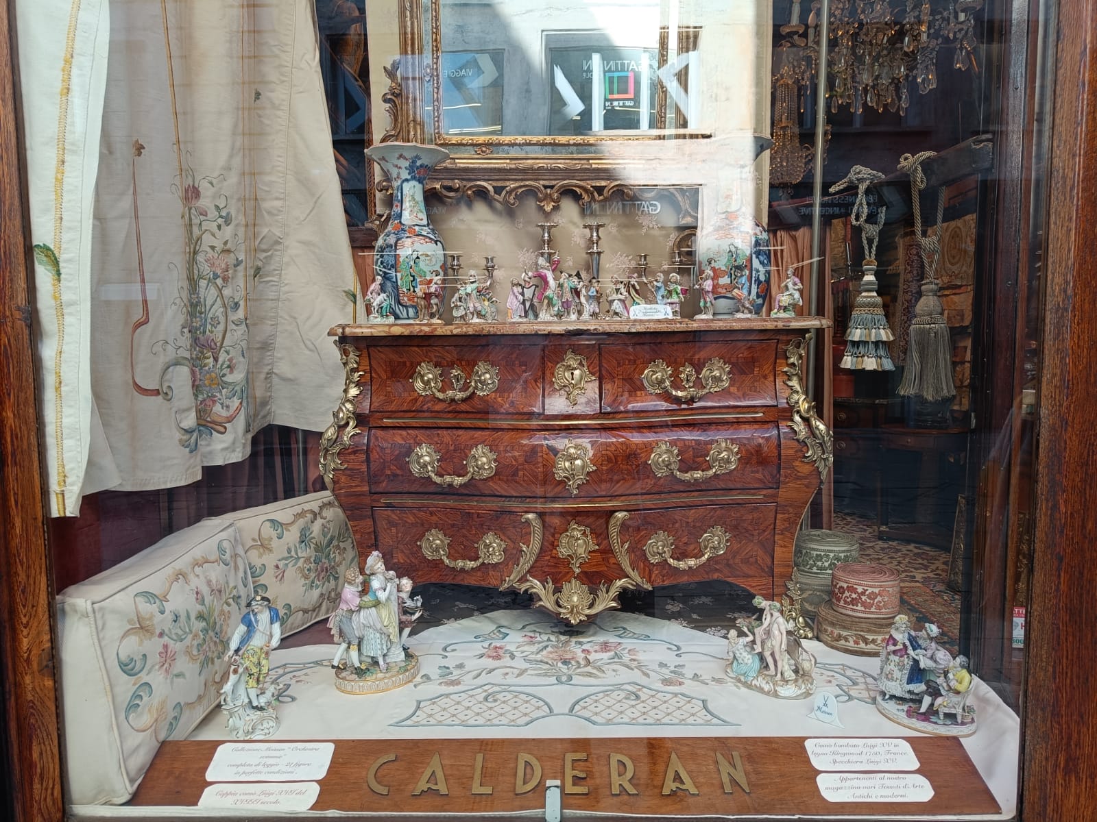 - Comó Luigi XV epoca XVIII secolo, Francia 1750. Pregiato legno bois de rose, piano in marmo sagomato, gambe arcuate e ricca applicazione in bronzo dorato.