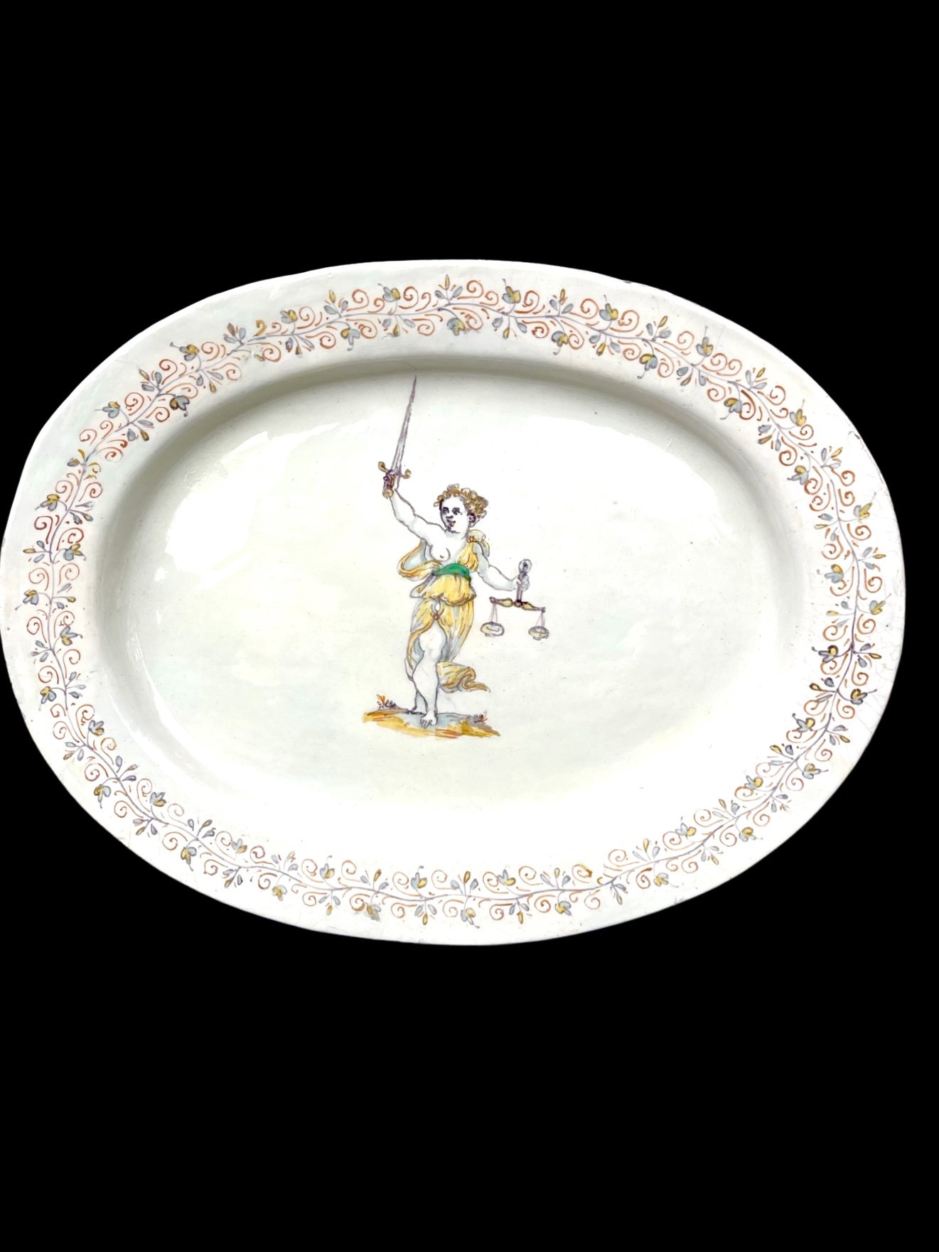 Gran plato ovalado de mayólica del período compendiario con figura central de la 'justicia'. Deruta.