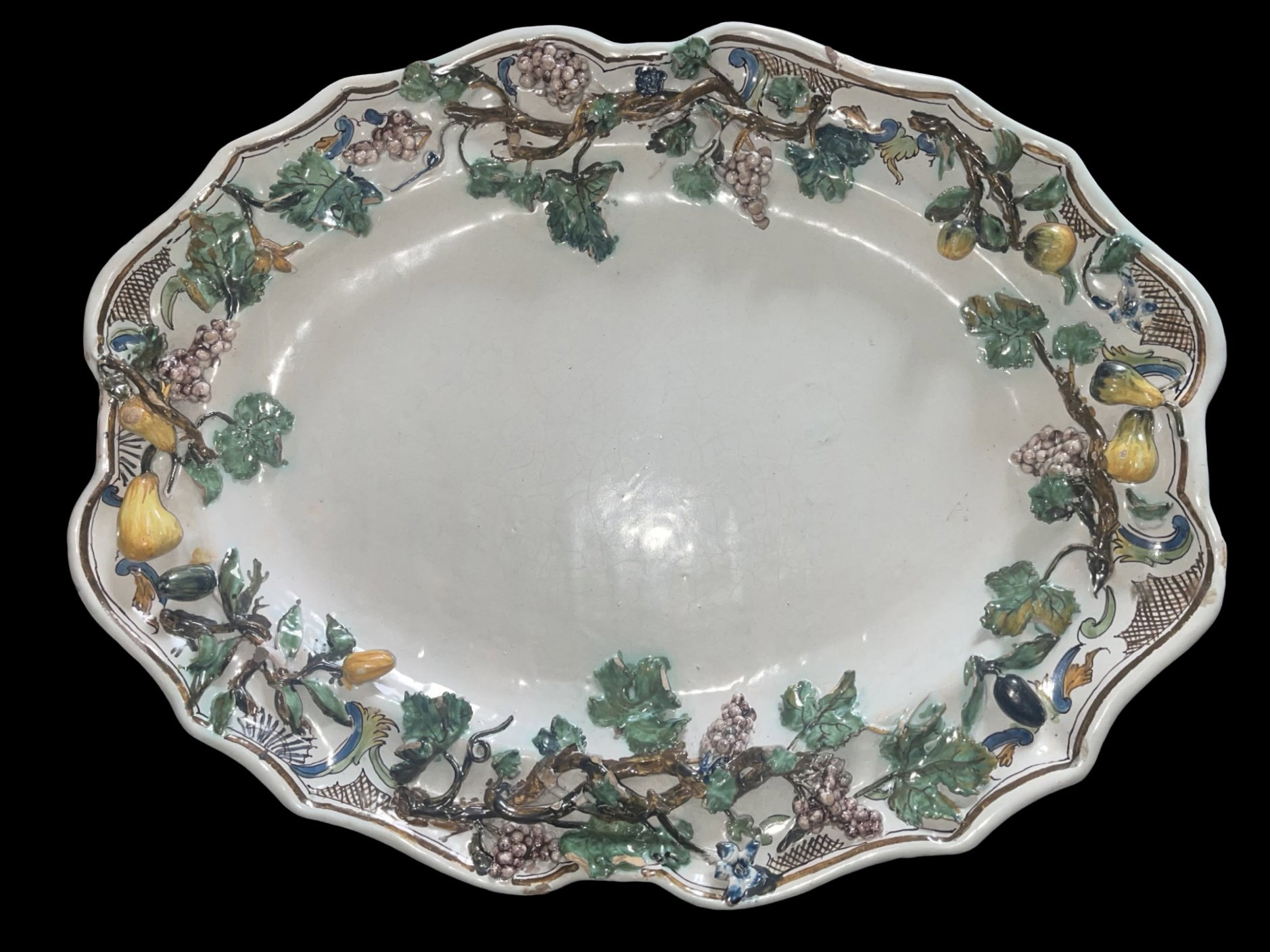 Plat-plateau en faïence avec décor de fruits en relief sur le bord et motifs géométriques stylisés. Angelo dal Vacchio. Manufacture Royale de Caserte.