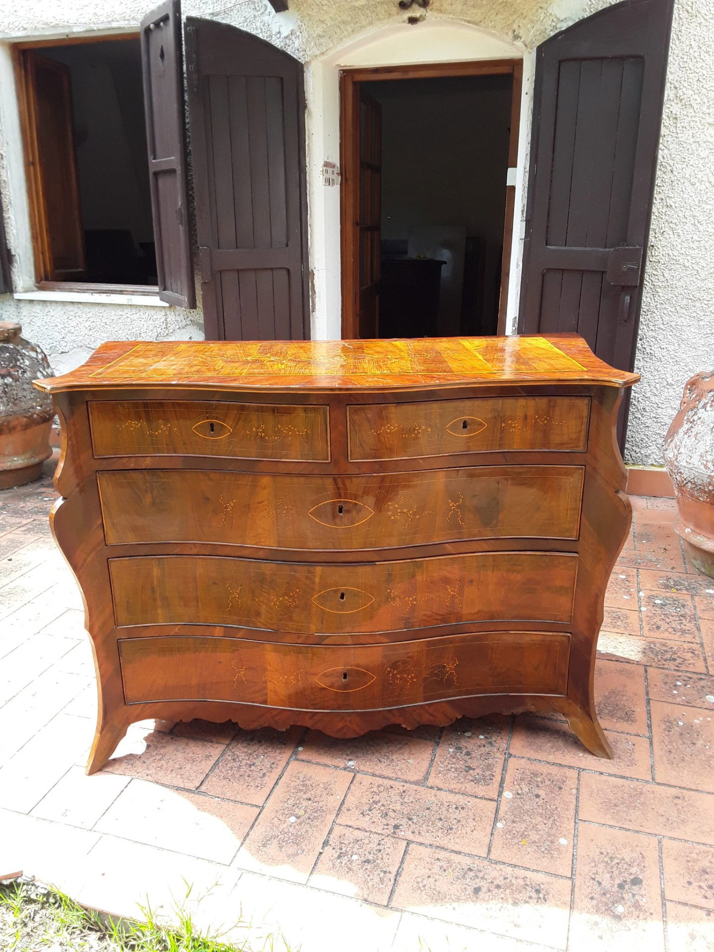 Kommode mit geschwungener Vorderseite und Seiten, furniert mit Nussbaum, Mahagoni, Palisander und Buchsbaum, eingelegt mit floralen Motiven, Königreich beider Sizilien, L140xH104x maximale Tiefe 66, mit Garantiezertifikat.