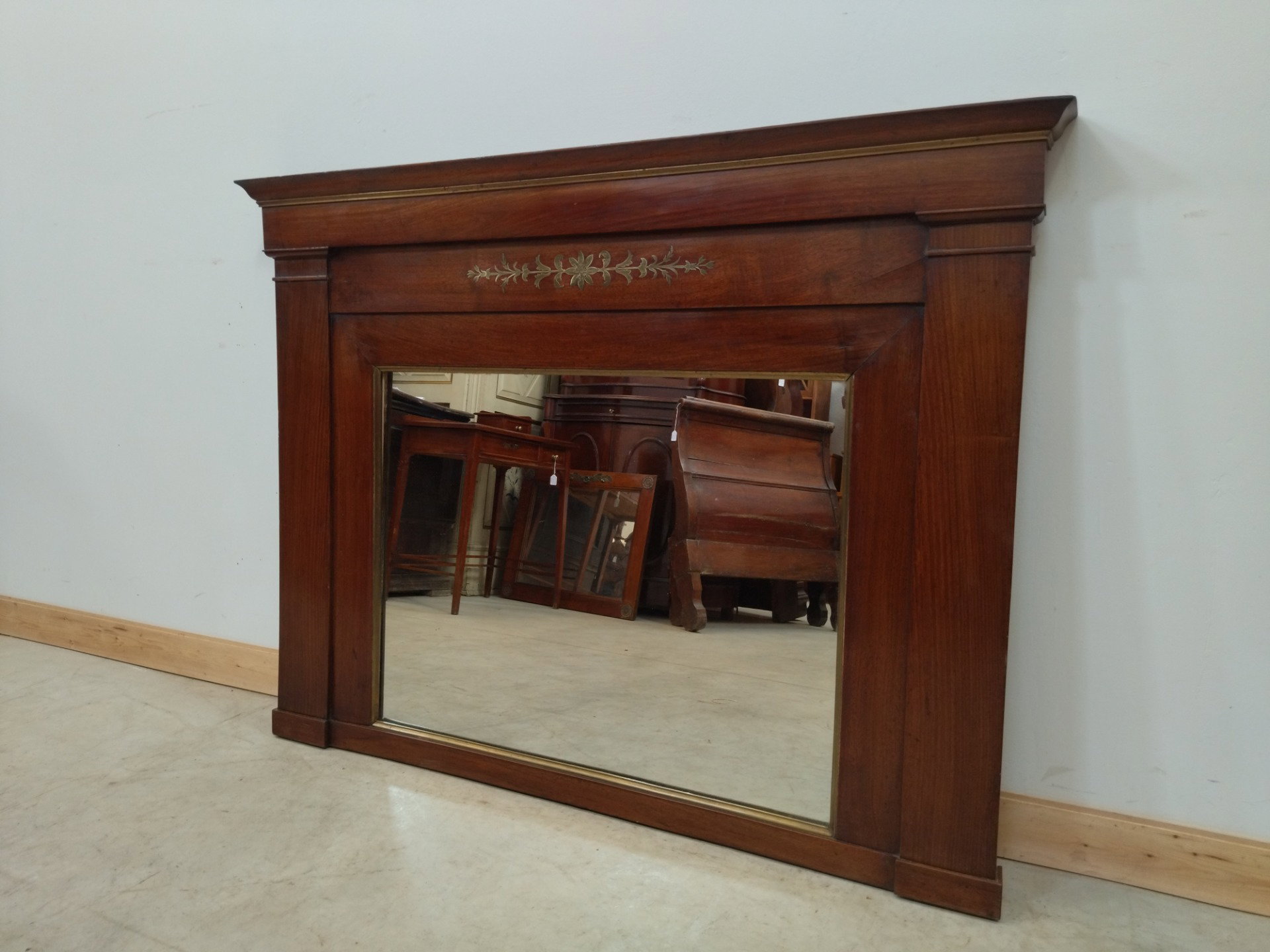 Miroir de cheminée Empire en noyer - début du XIXe siècle - incrustations en laiton - miroir
