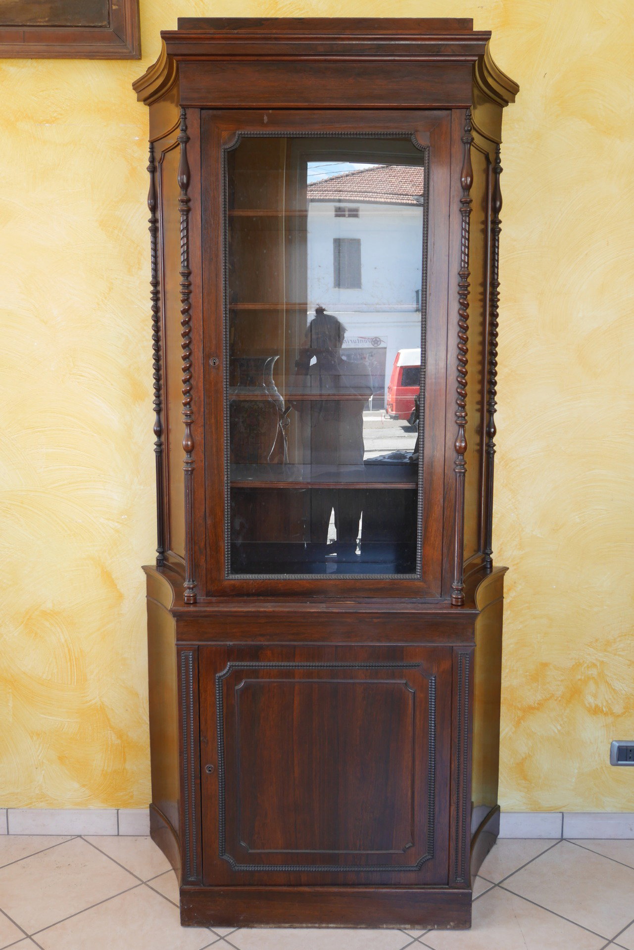 Ancienne vitrine d'angle Carlo X en acajou début du XIXe siècle, bibliothèque-vitrine.