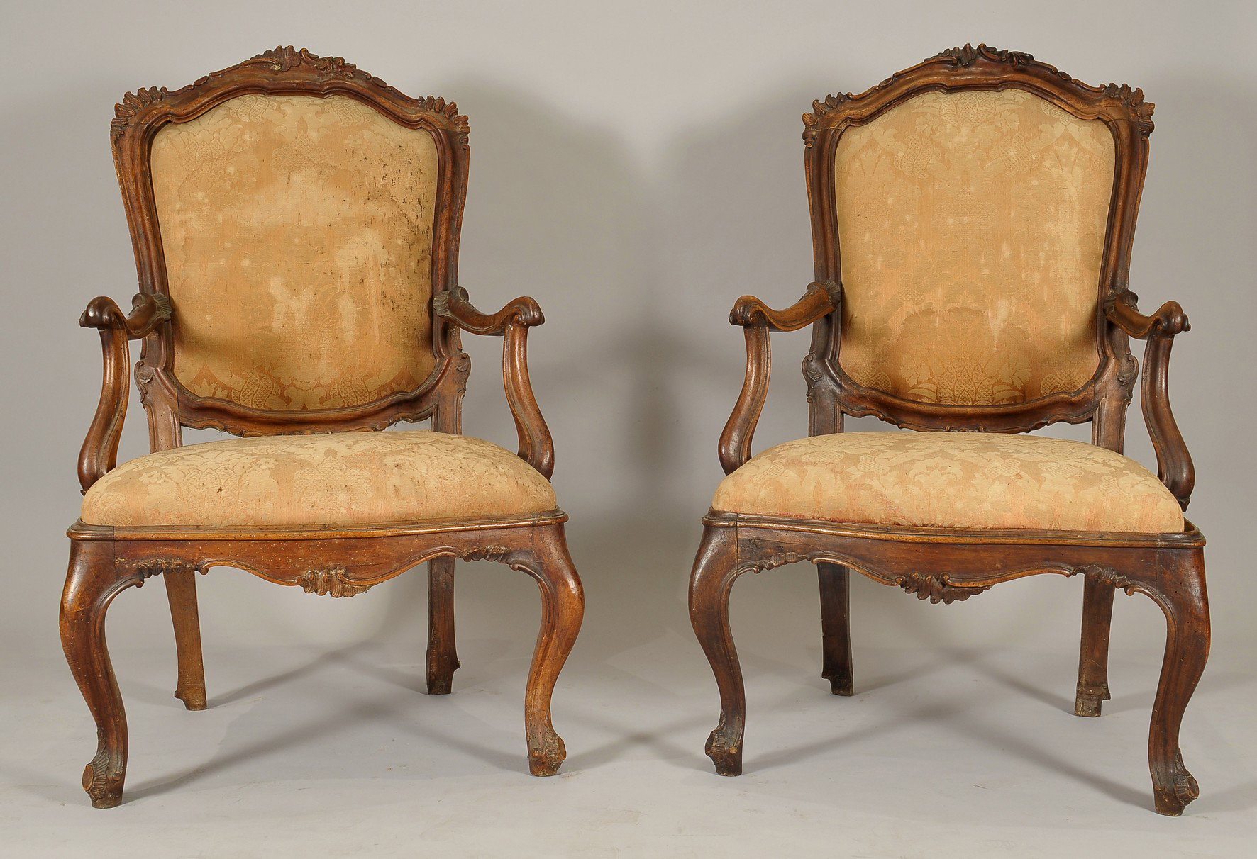 Deux parmi six fauteuils Louis XV galbés en noyer richement sculpté, Venise, milieu du XVIIIe siècle